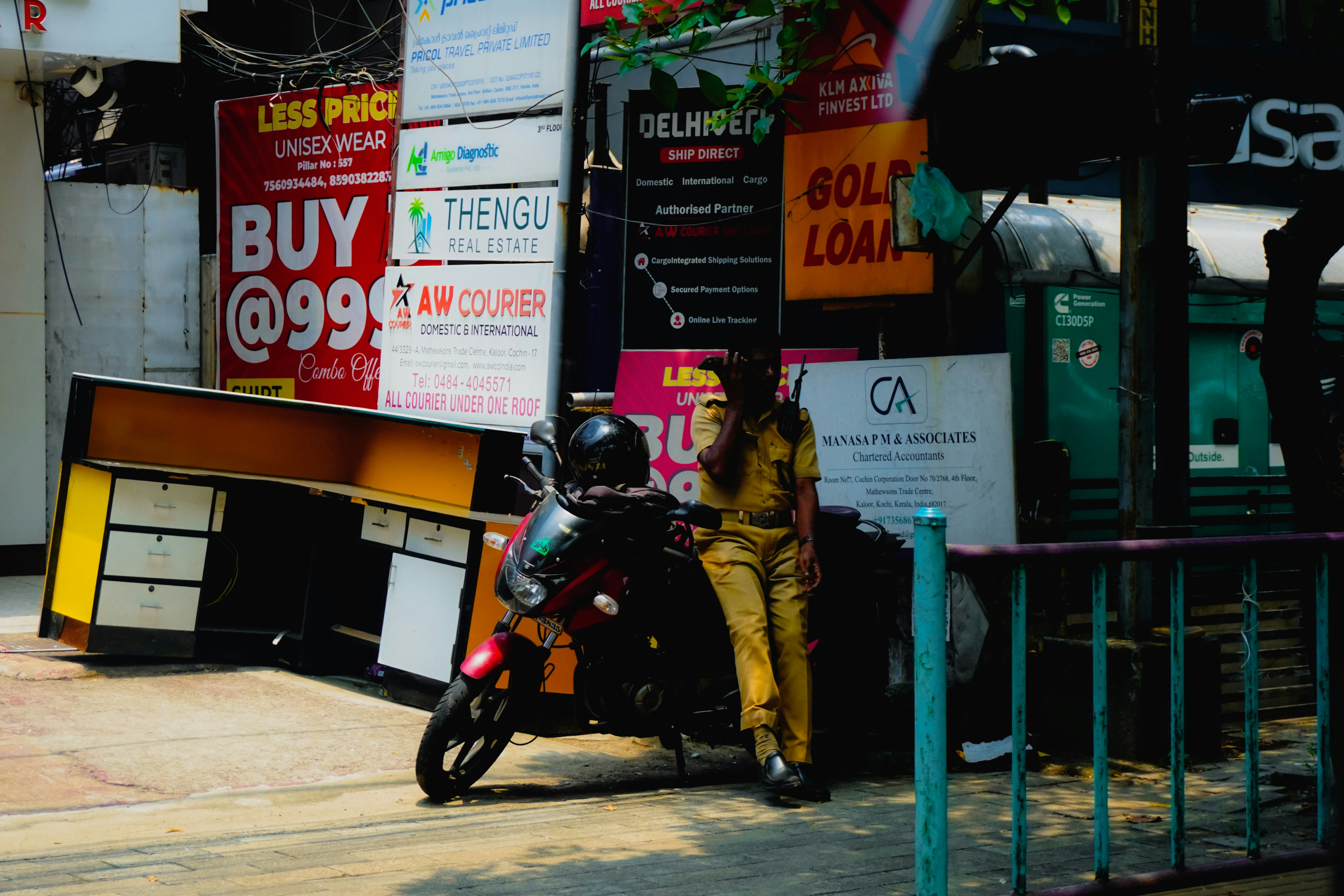 Seseorang berseragam berdiri di dekat sepeda motor.