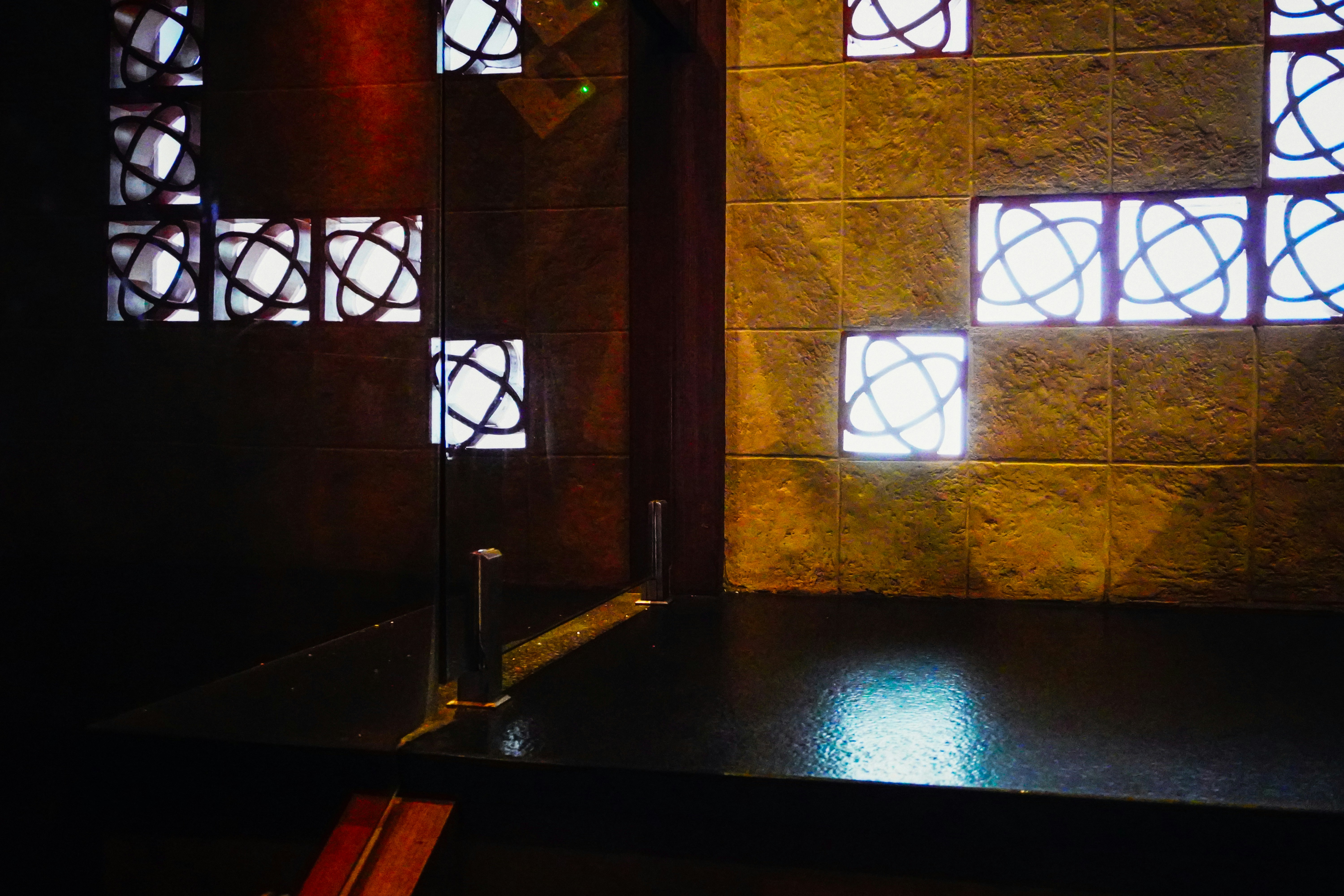 Interior moderno con luces de pared geométricas y sombras