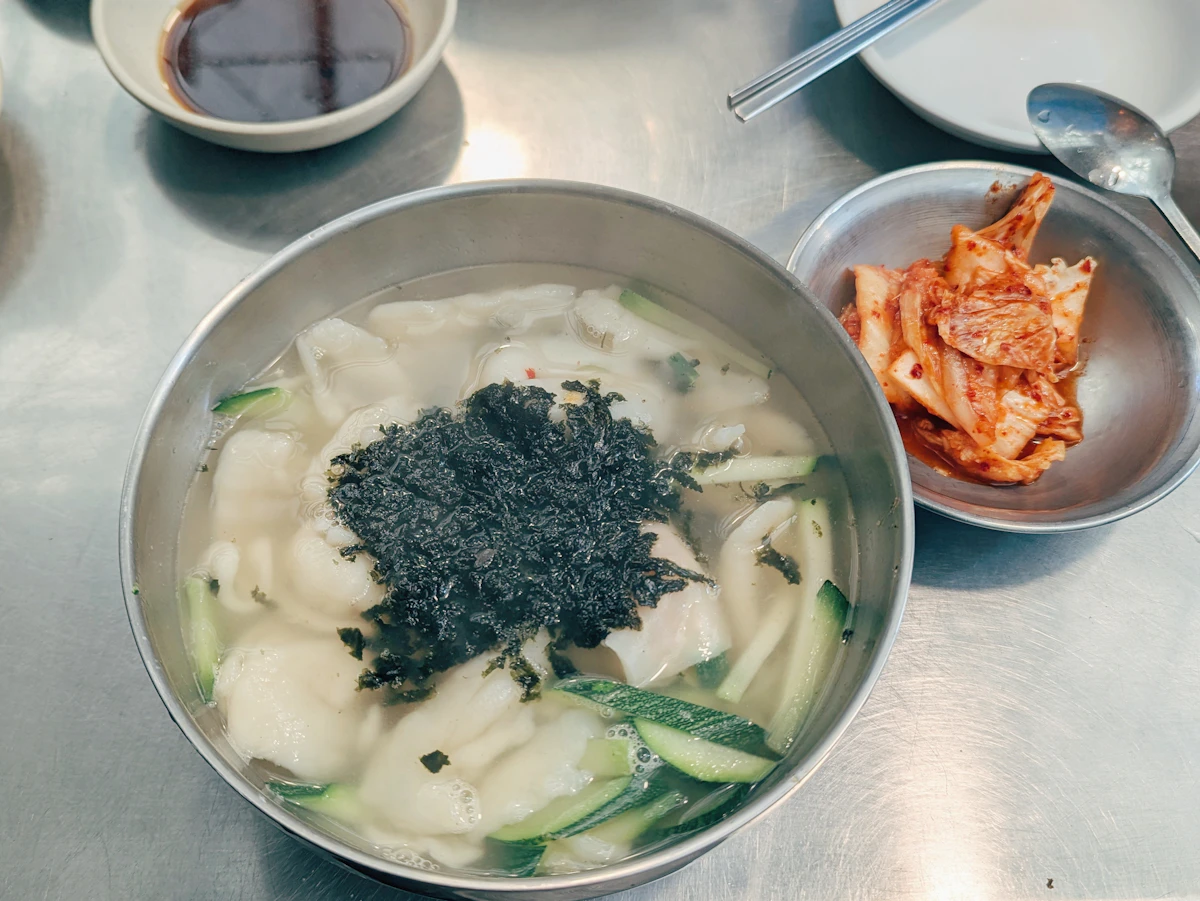 Người đầu bếp cắt mì kalguksu bằng tay