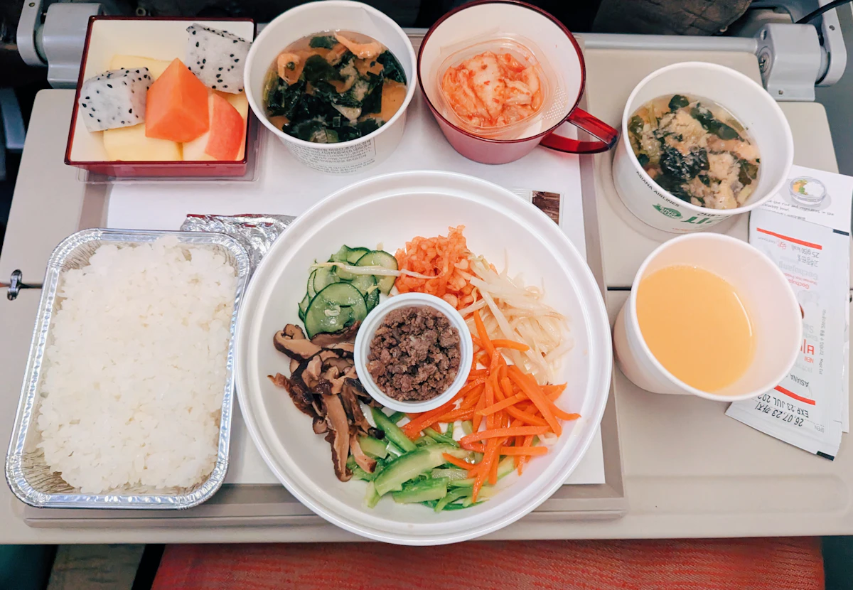 Mâm cơm Hàn Quốc với súp, cơm và các món banchan