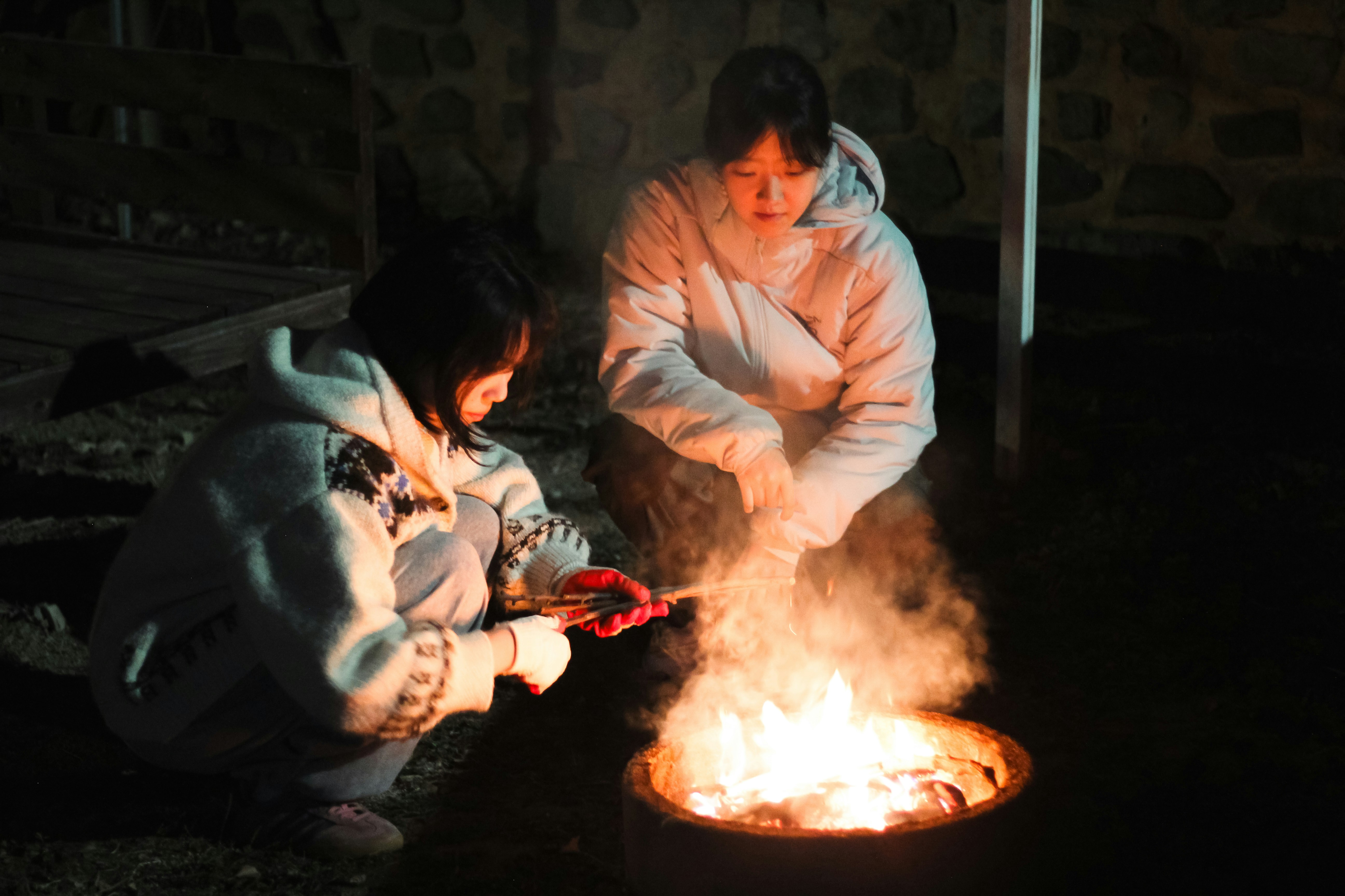 winter campfire cozy, wallpaper, Drying Winter Gloves at Campfire: A Safe Guide 4
