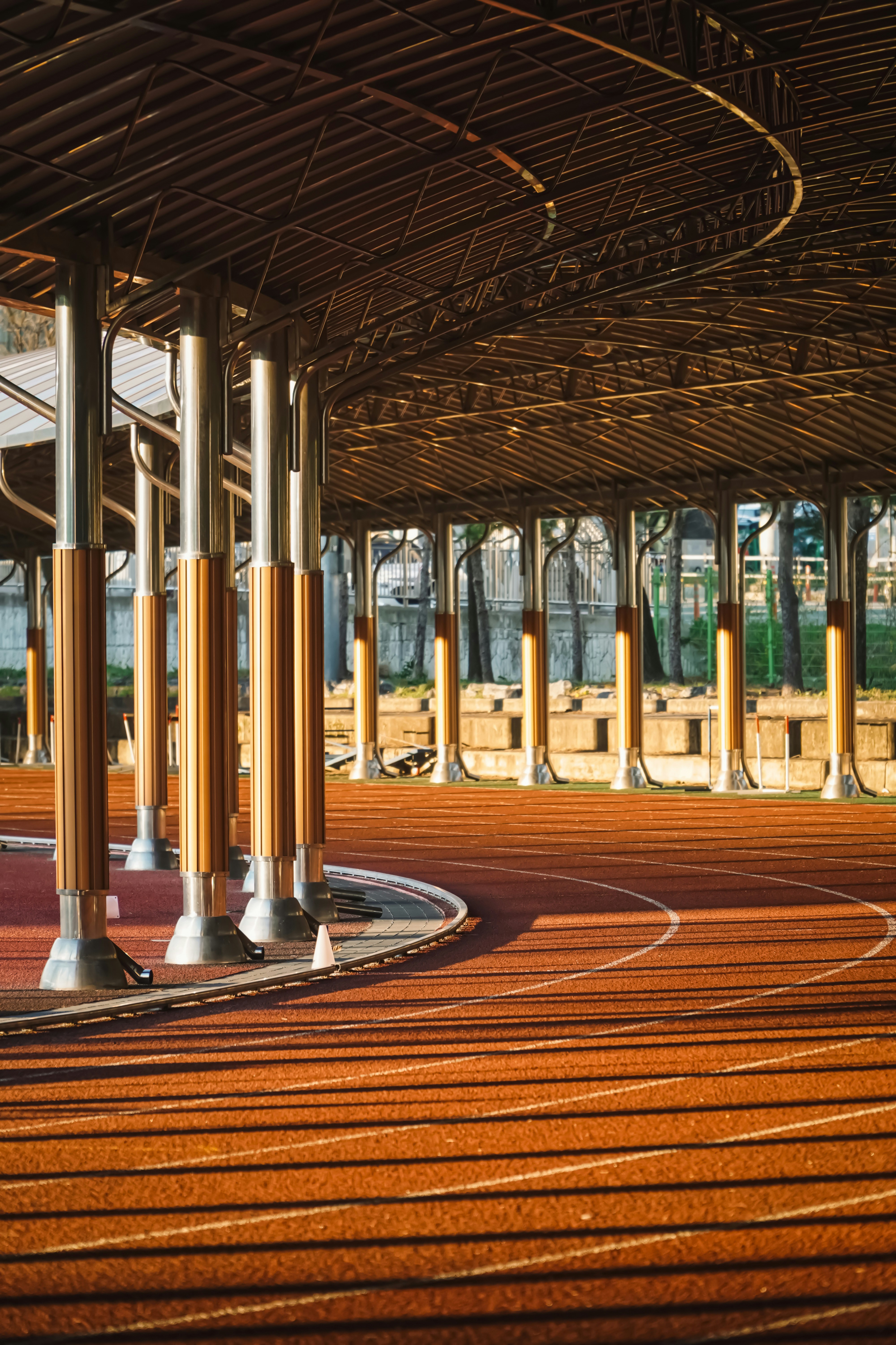 Pista di atletica con riparo architettonico moderno e ombre