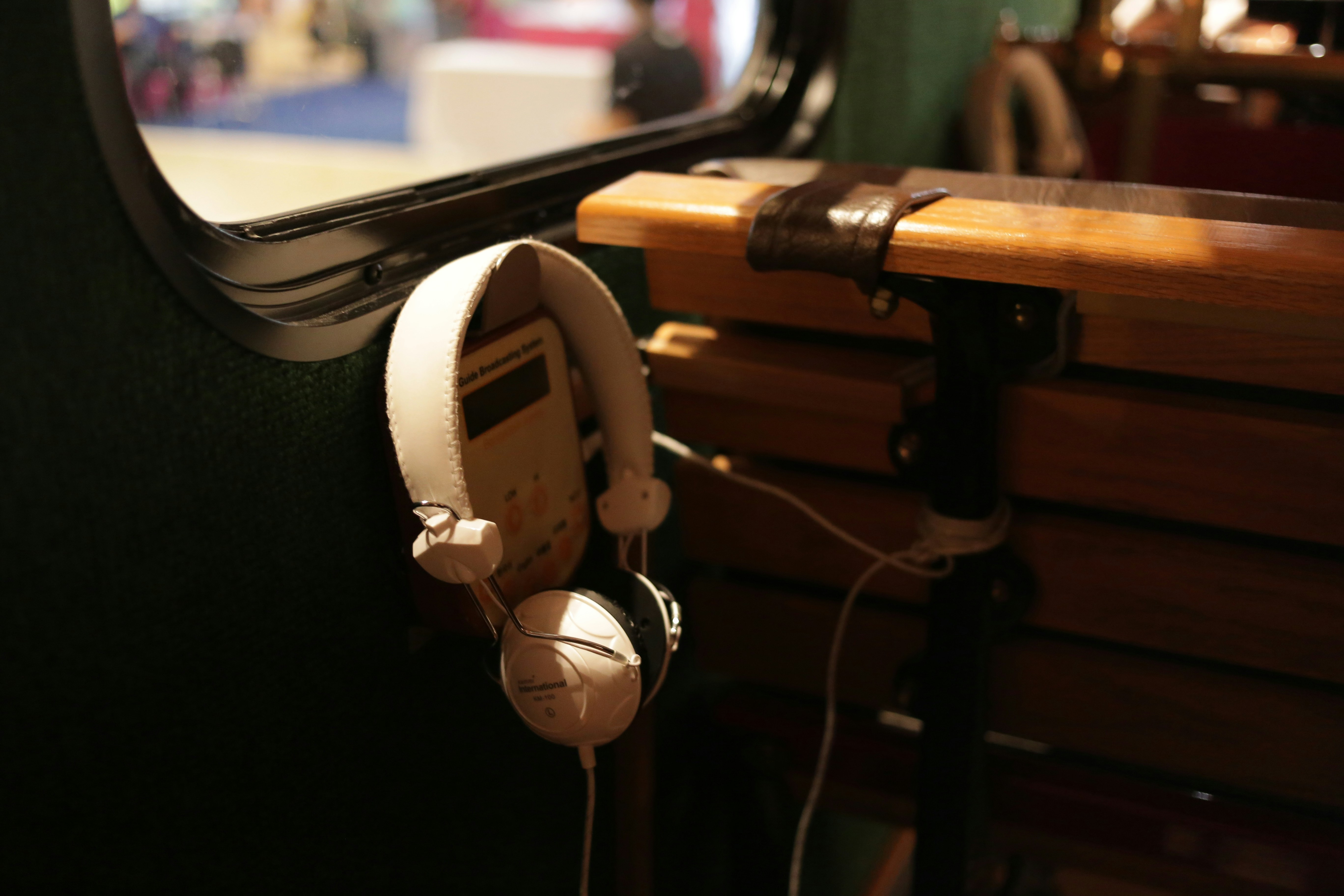 Fones de ouvido pendurados em um banco de madeira