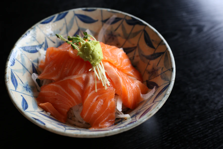 Sashimi de salmón en bowl japonés
