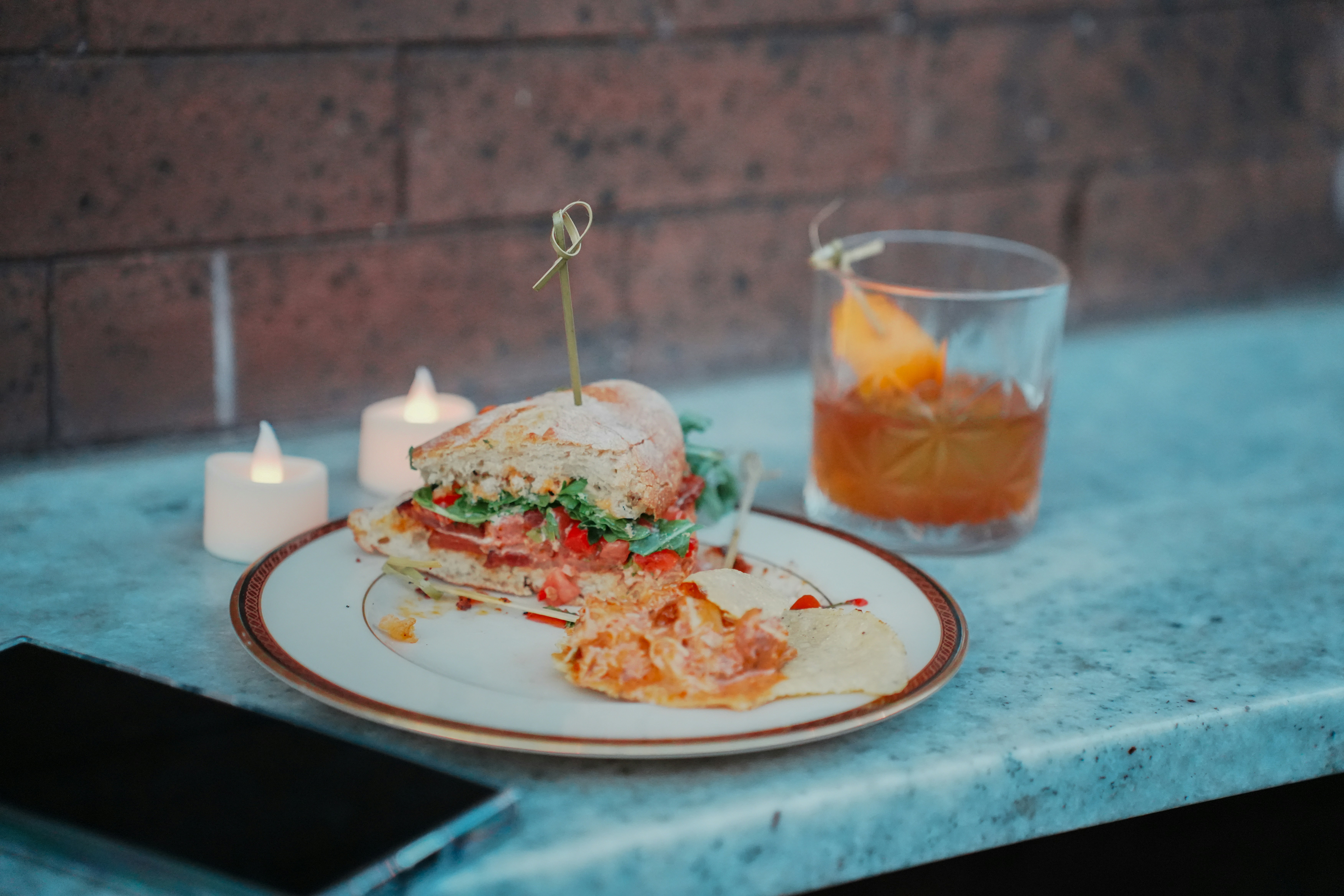 Un sandwich avec des frites et une boisson