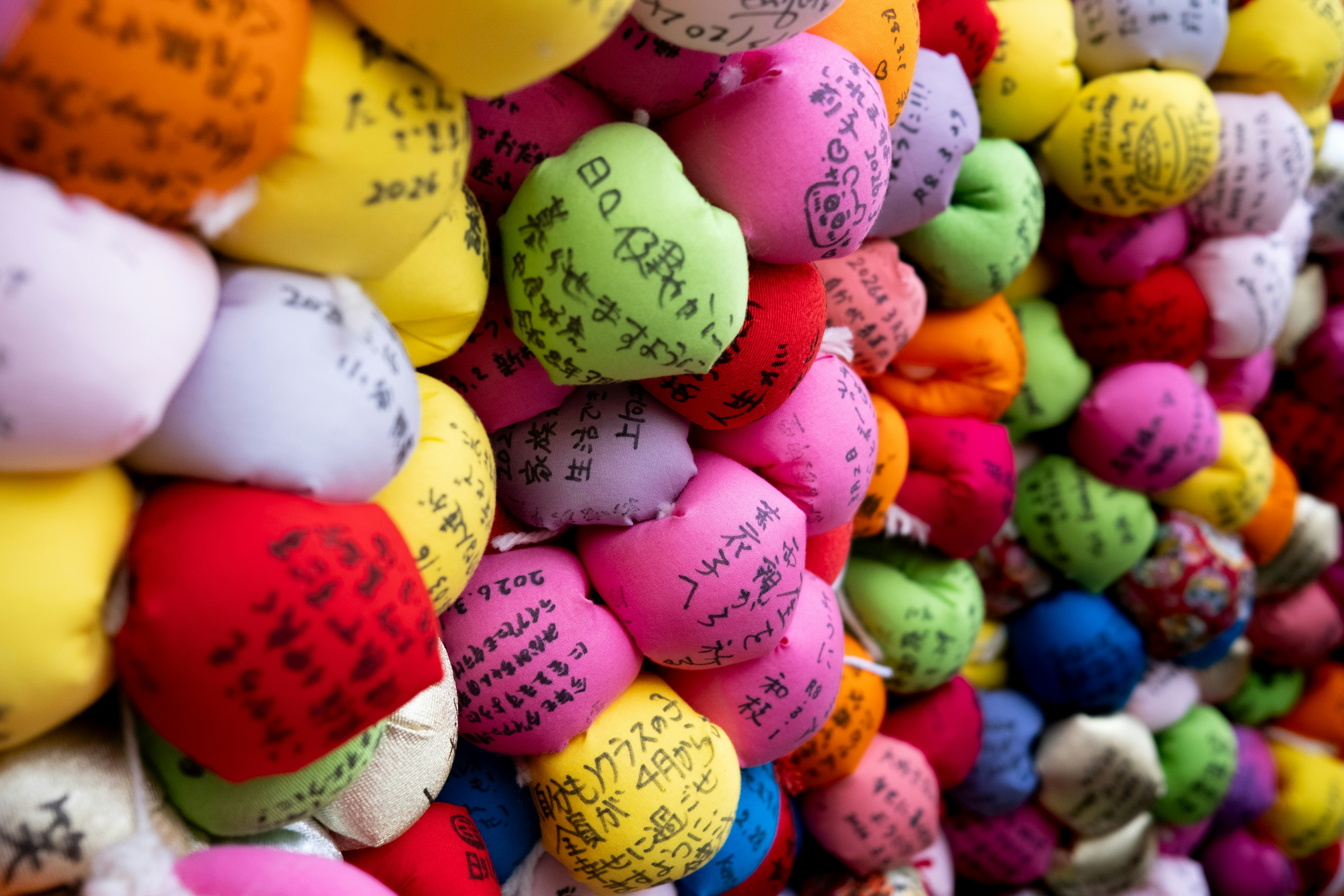 Mur de porte-bonheur colorés avec écriture japonaise