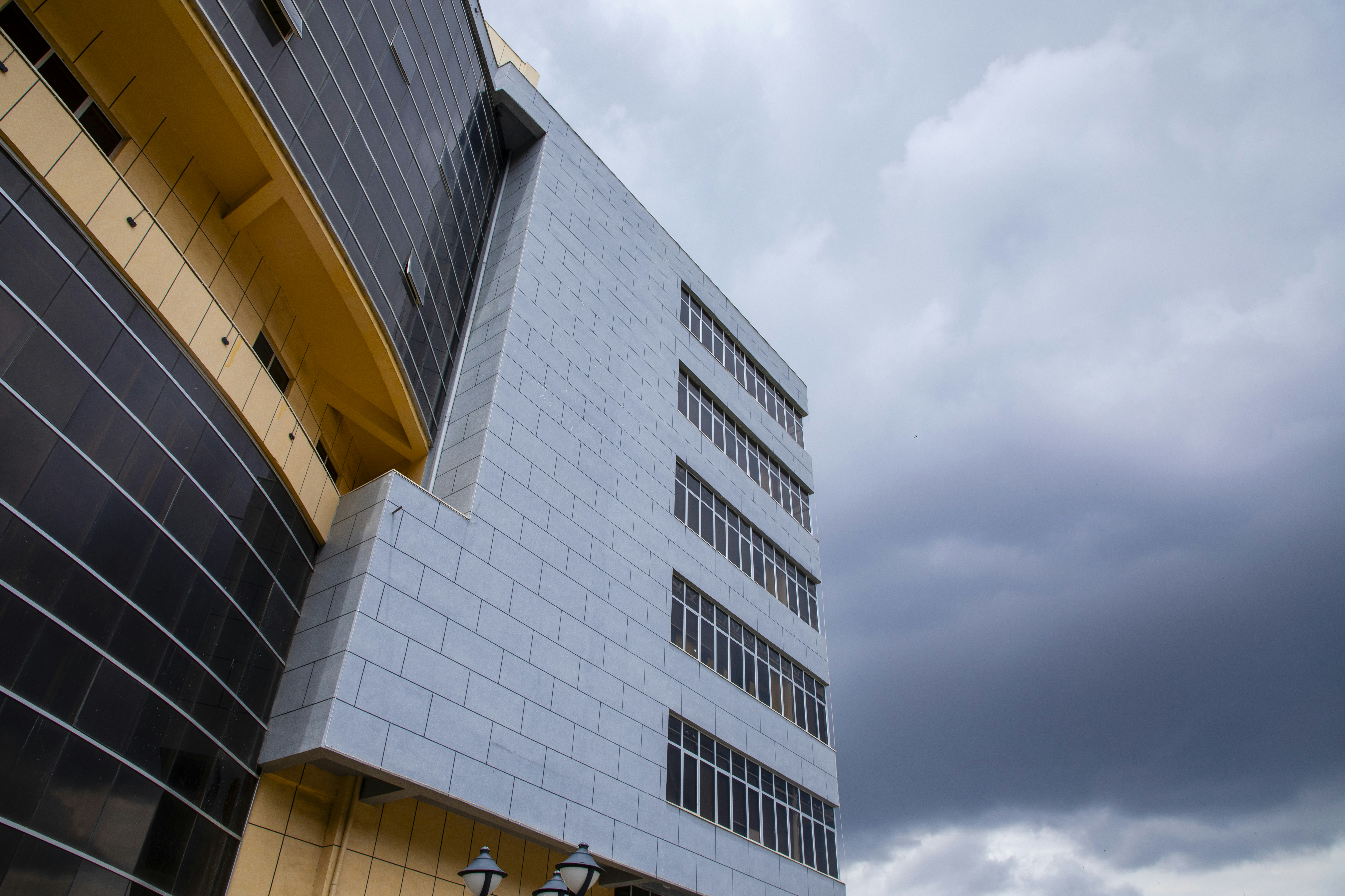 Moderne Gebäudefassade vor einem bewölkten Himmel