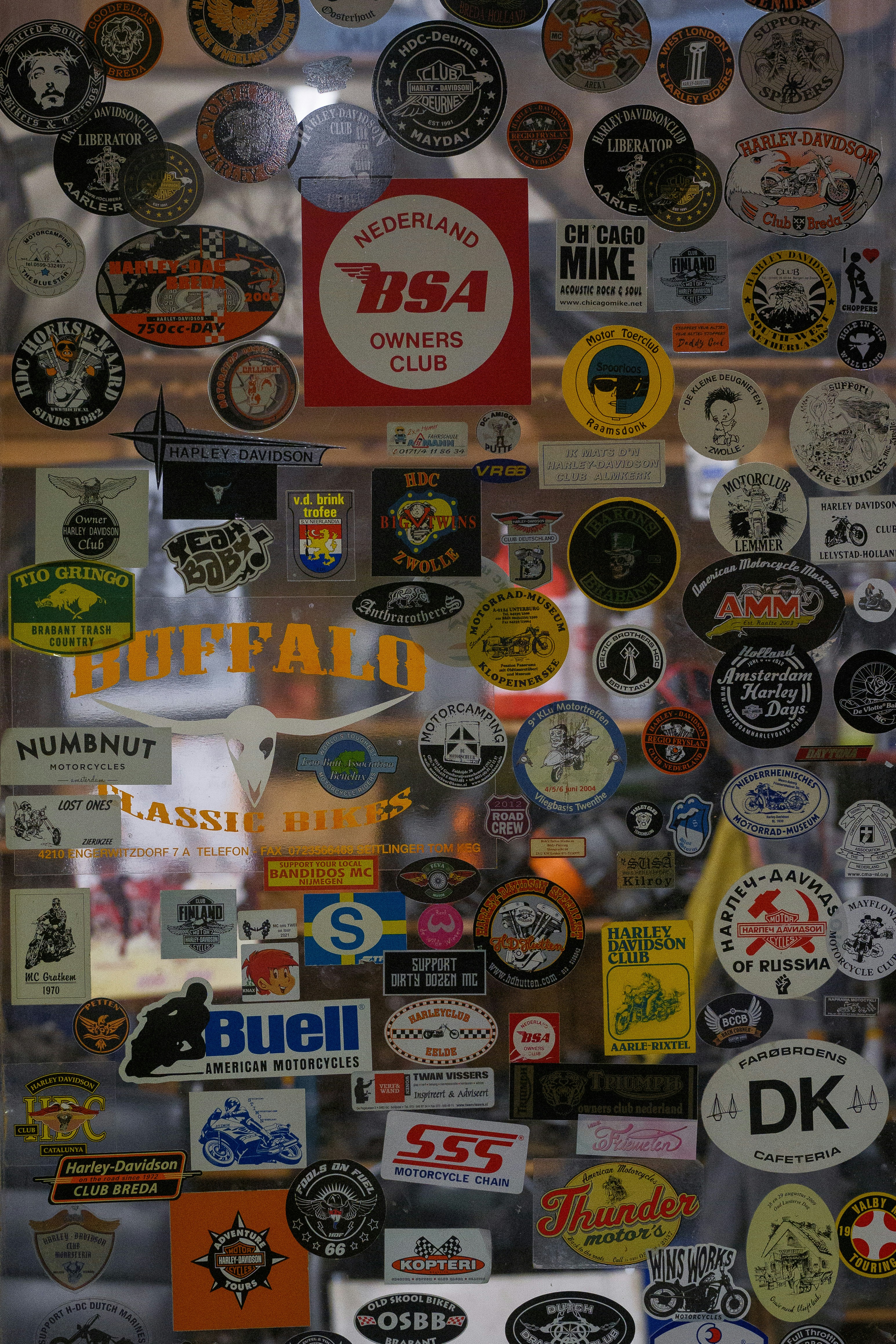 Koleksi stiker klub sepeda motor antik di permukaan.