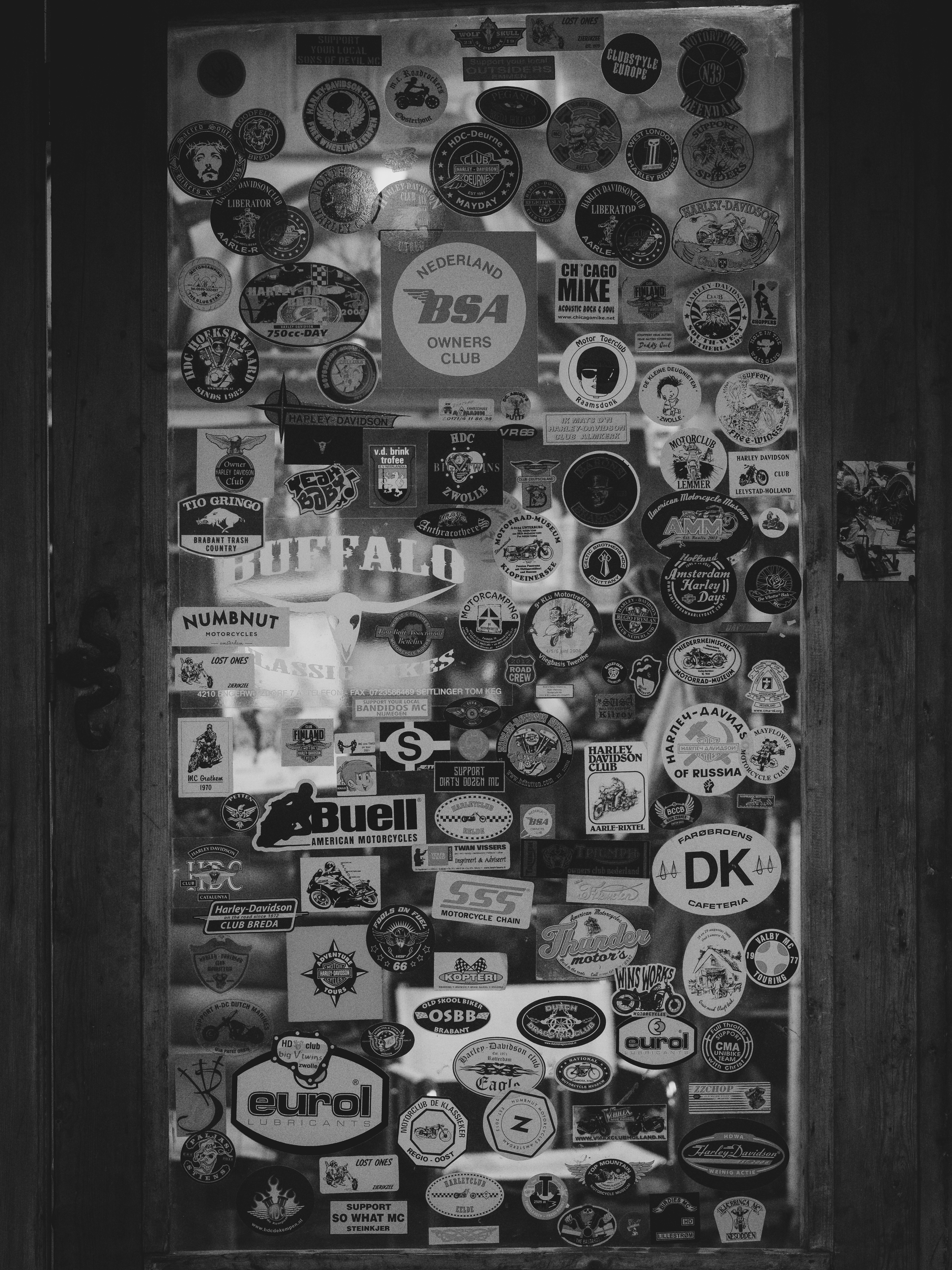 Koleksi stiker sepeda motor dan otomotif vintage.