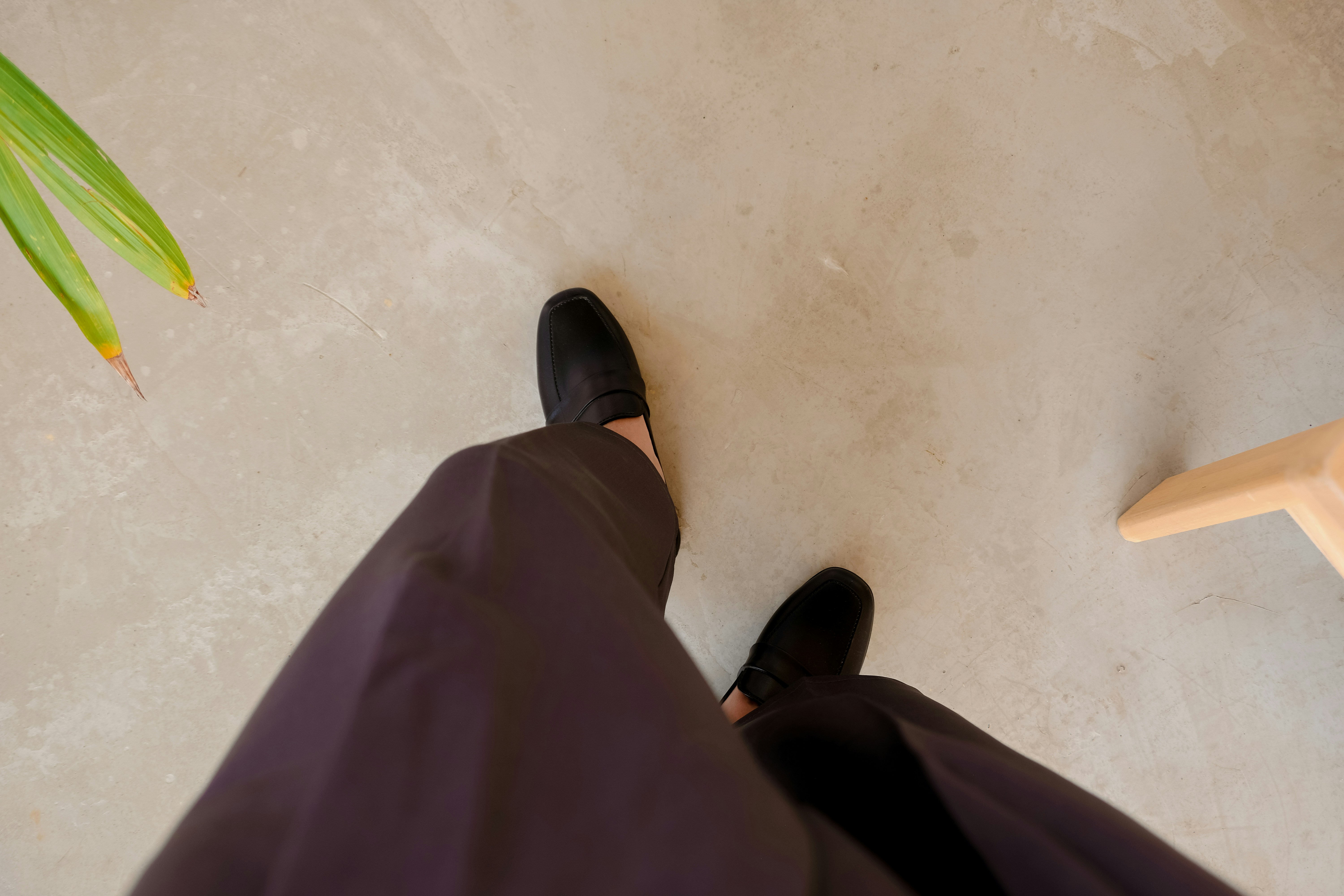 Personne portant des mocassins noirs et un pantalon foncé