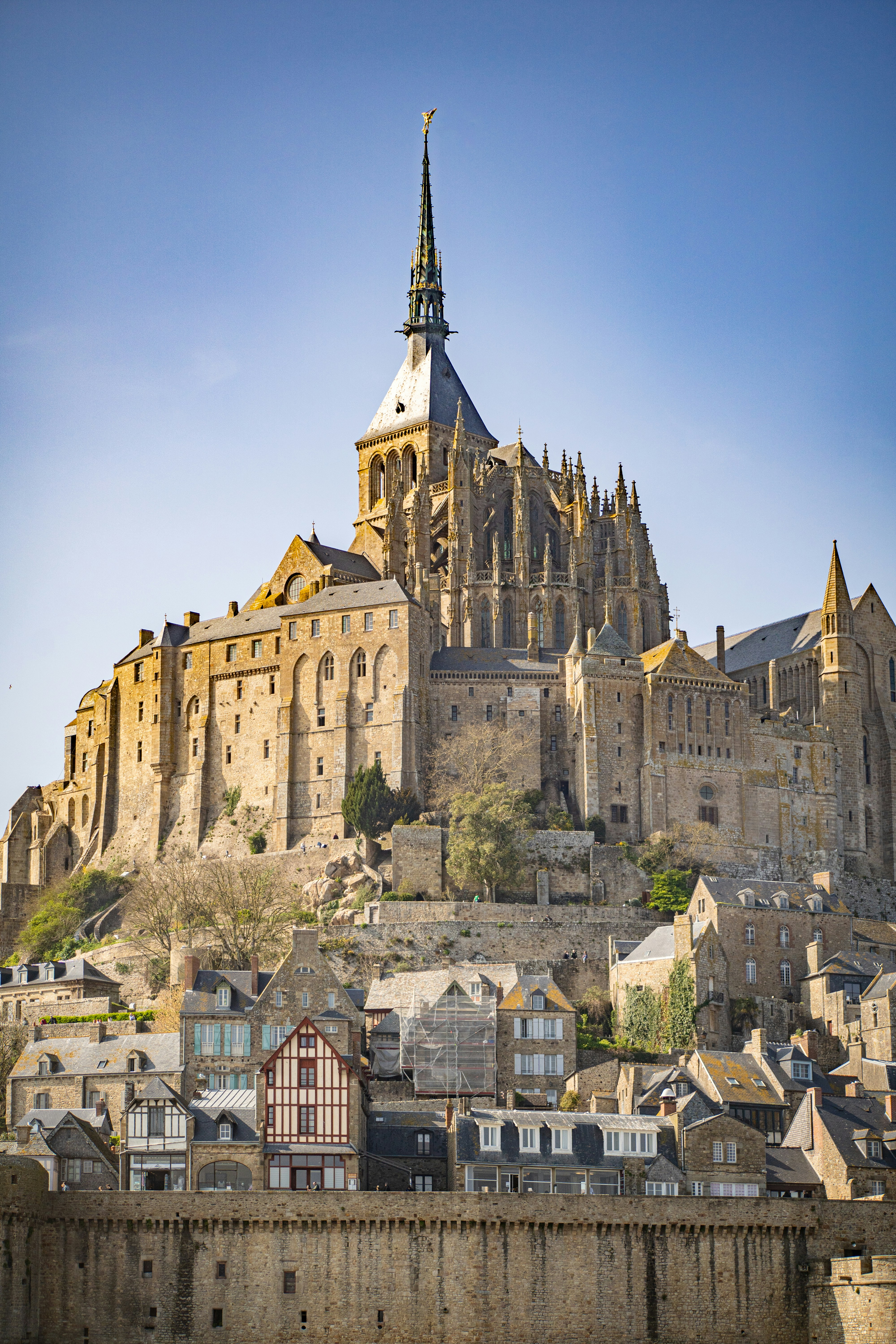 Die Abtei Mont Saint-Michel thront auf einer felsigen Insel