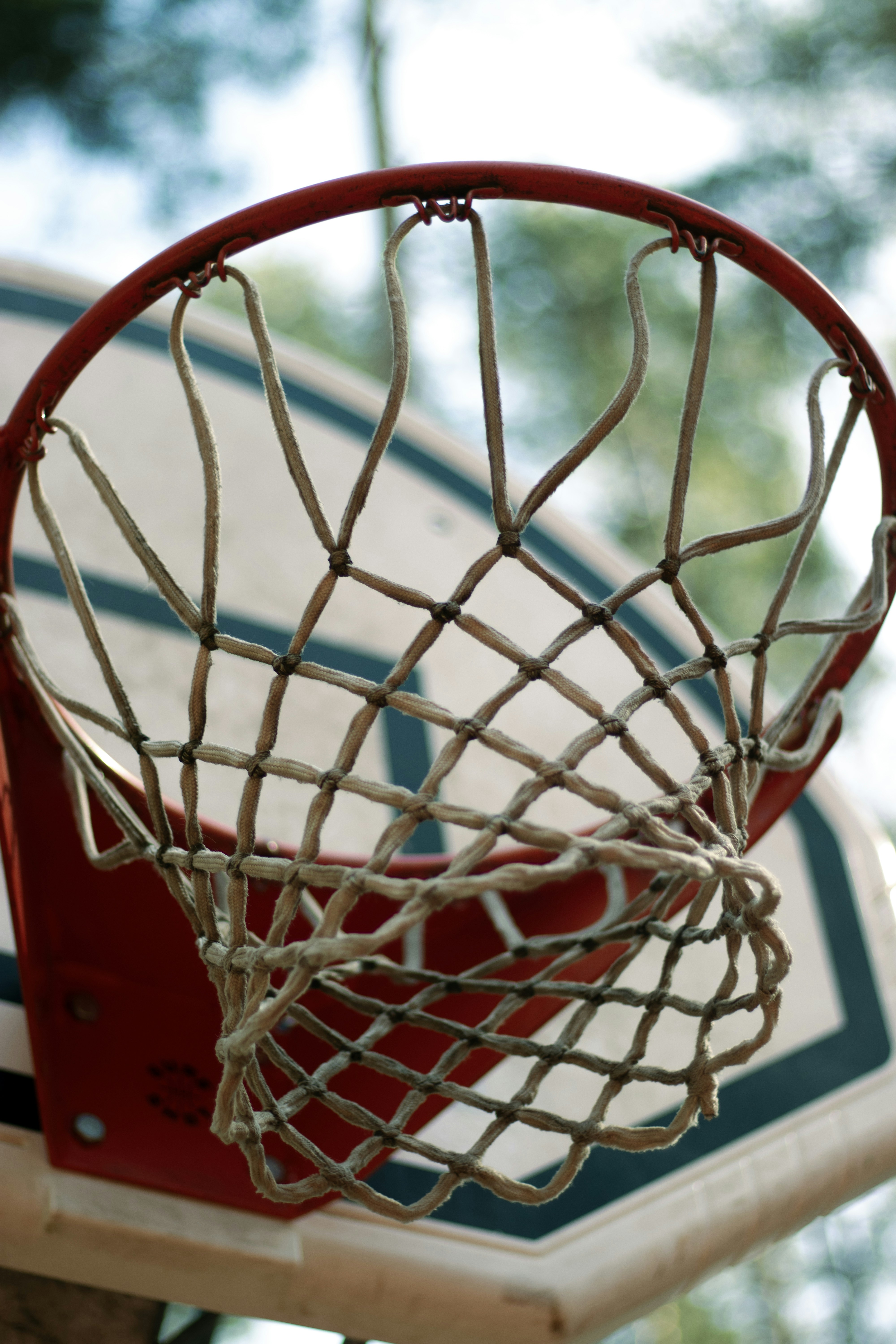 Nahaufnahme eines Basketballkorbs und Netzes