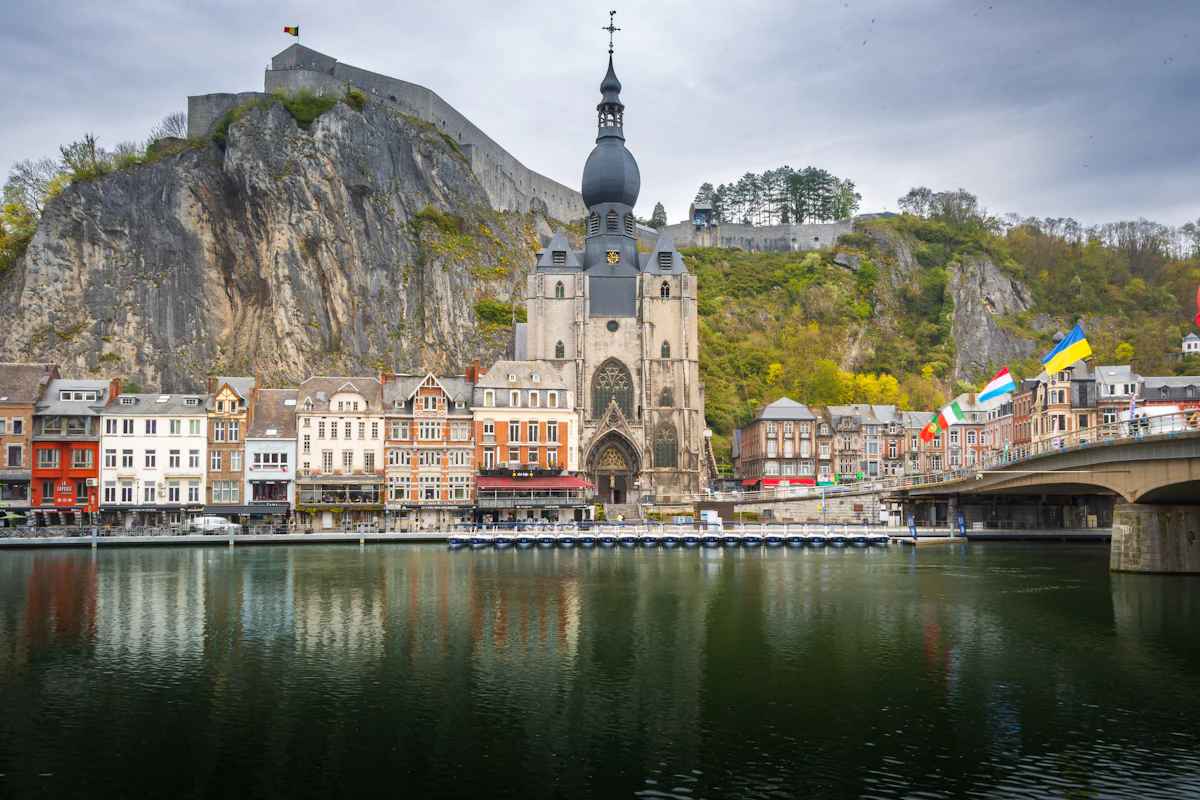 Dinant : la collégiale et la citadelle au pied de la falaise, au bord de la Meuse