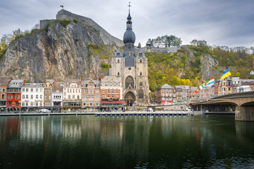 Dinant : la collégiale et la citadelle au pied de la falaise, au bord de la Meuse