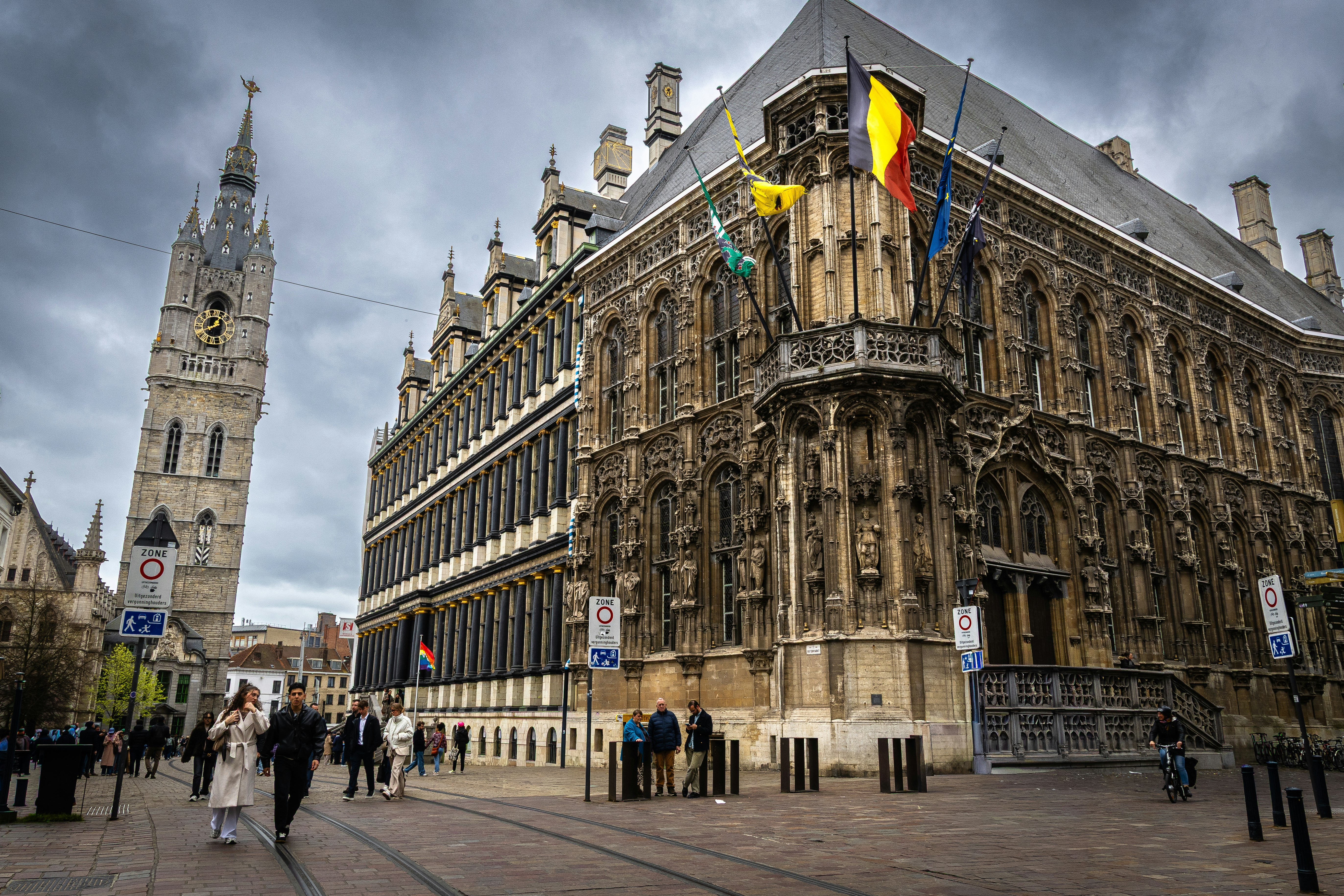 Edifici storici e una torre dell'orologio in una città europea.