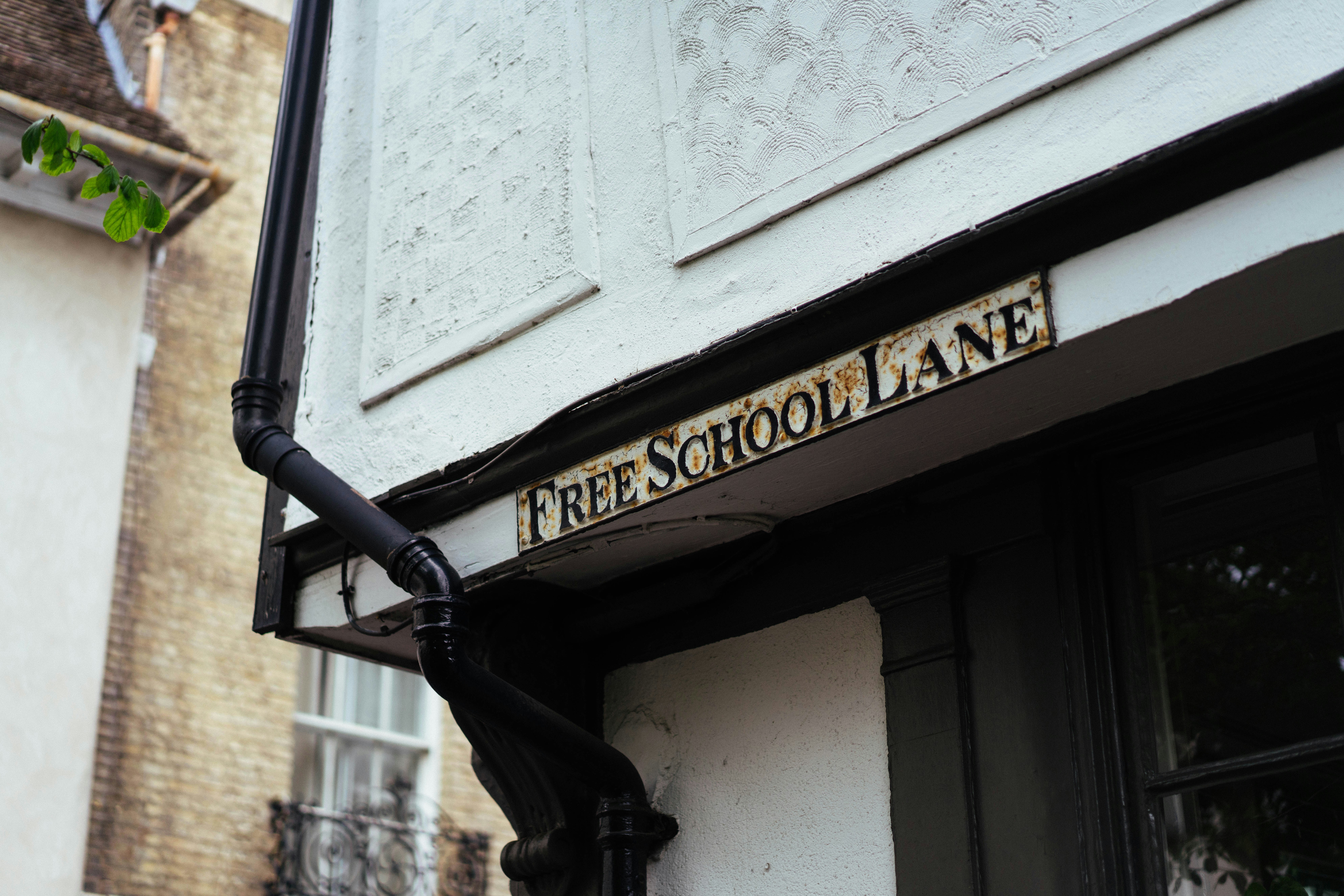 旧校舎の街路標識には「フリースクールレーン」と書かれています