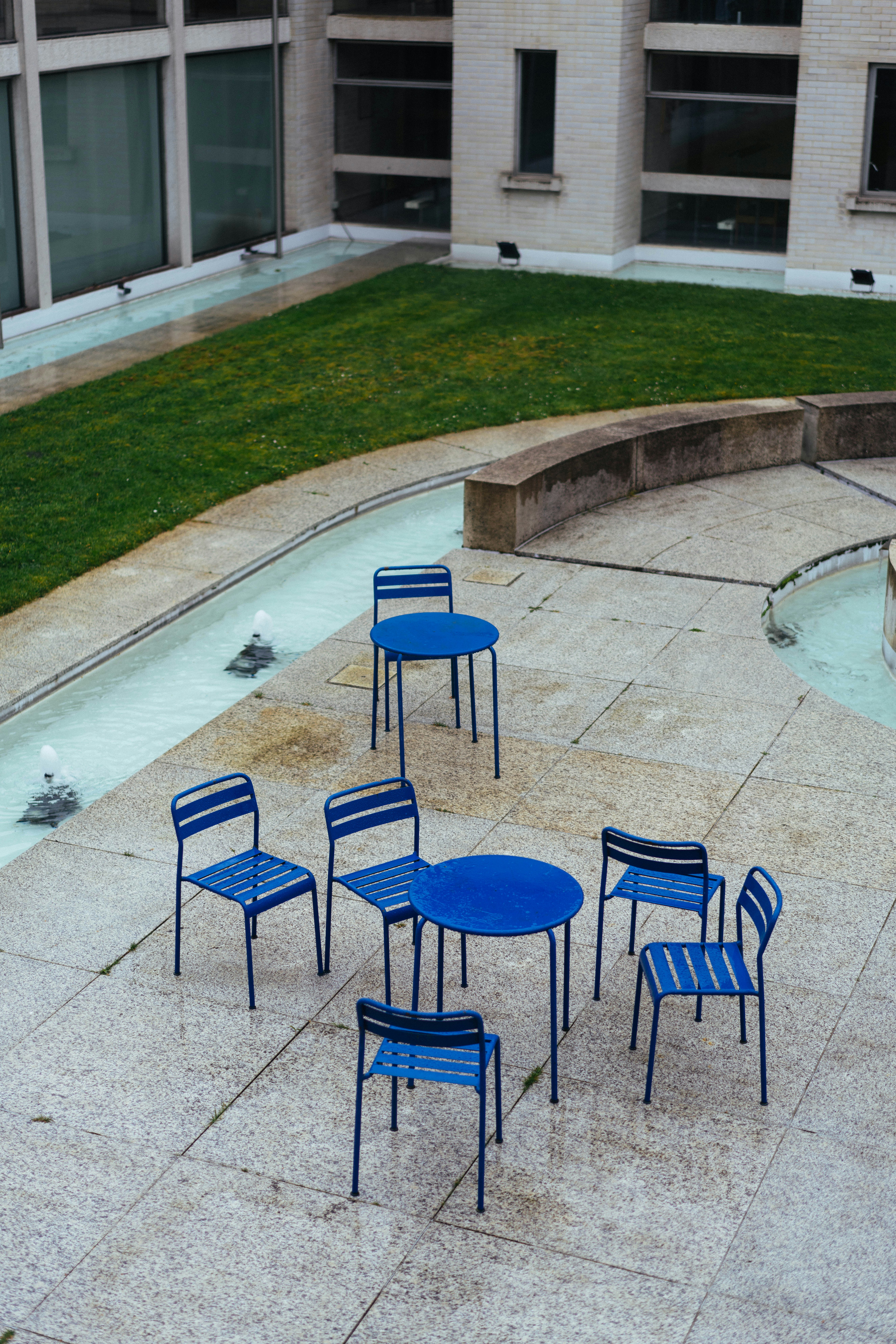 パティオには青い椅子とテーブルがあり、水の仕掛けがついています