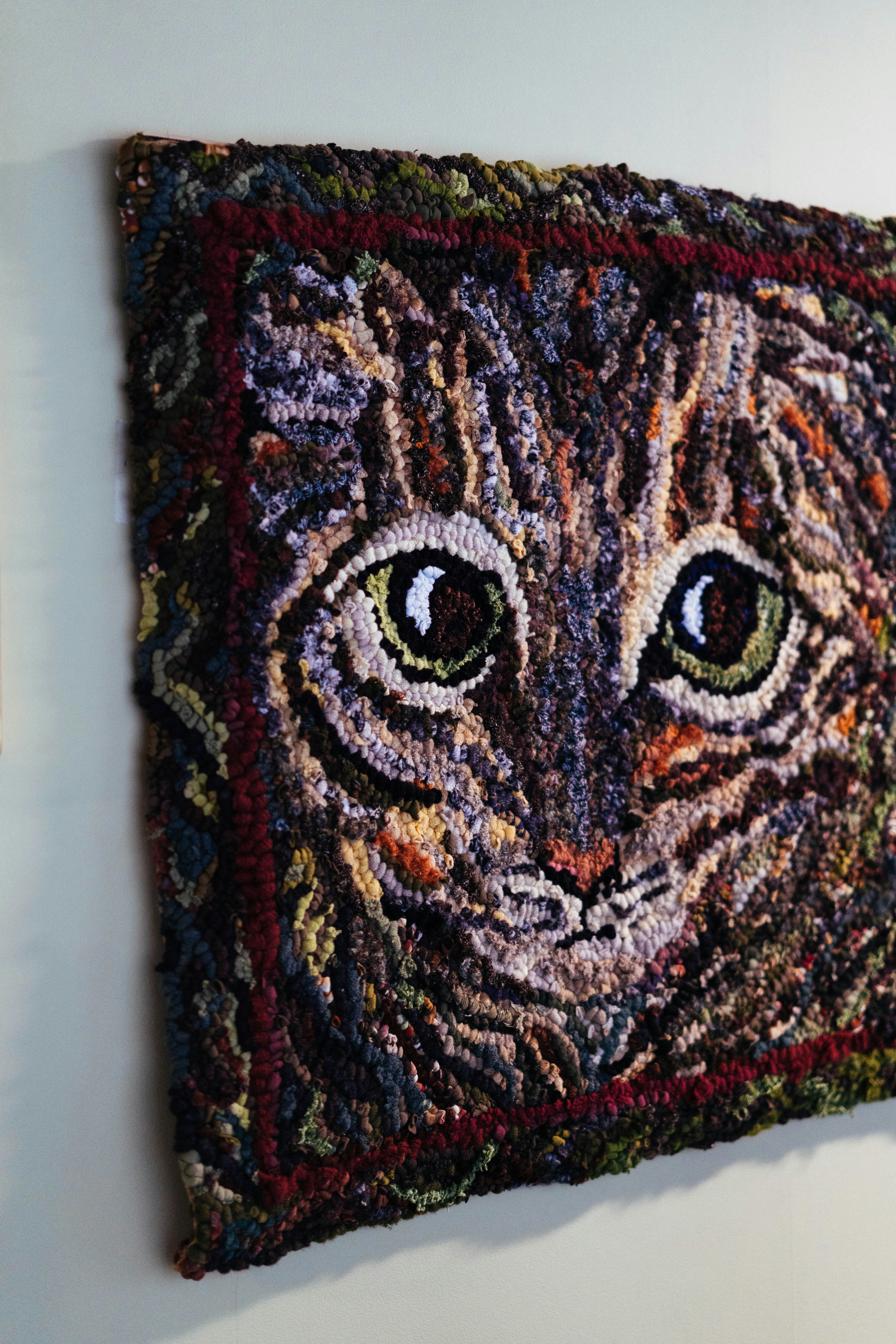 フックラグには猫の顔のクローズアップが描かれています。