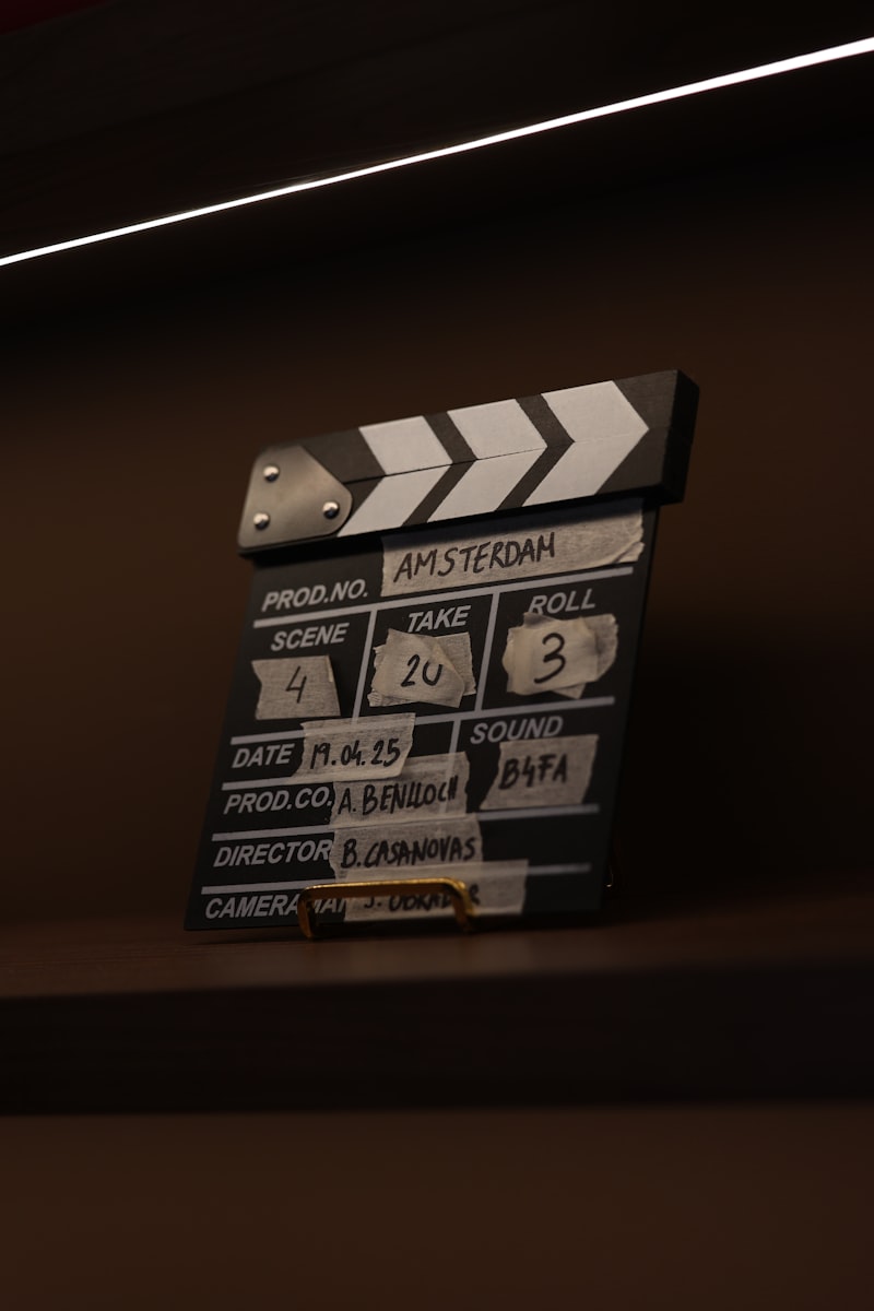 Clapperboard appoggiato su uno scaffale di studio