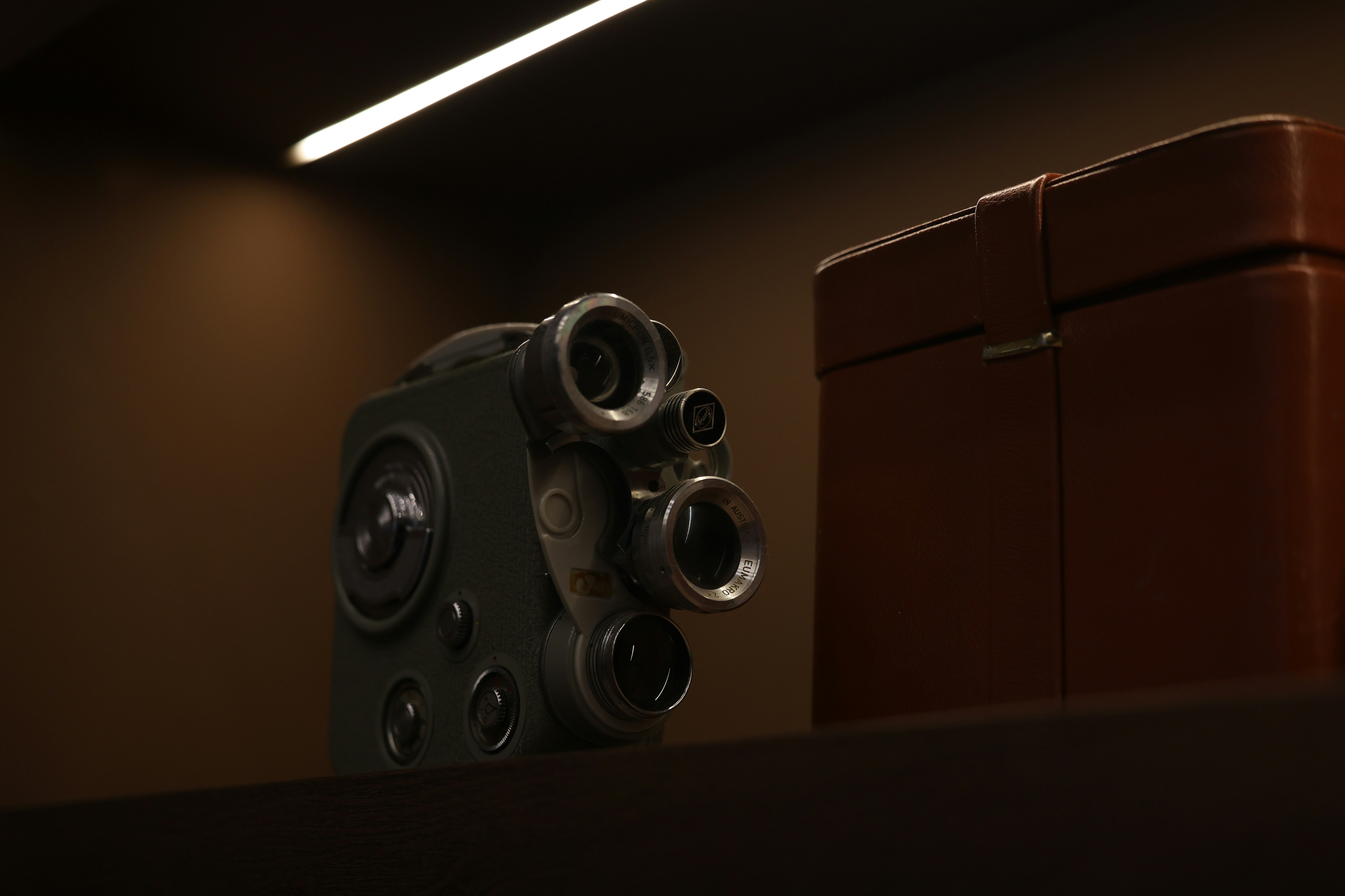 Vintage-Kamera mit mehreren Objektiven im Regal