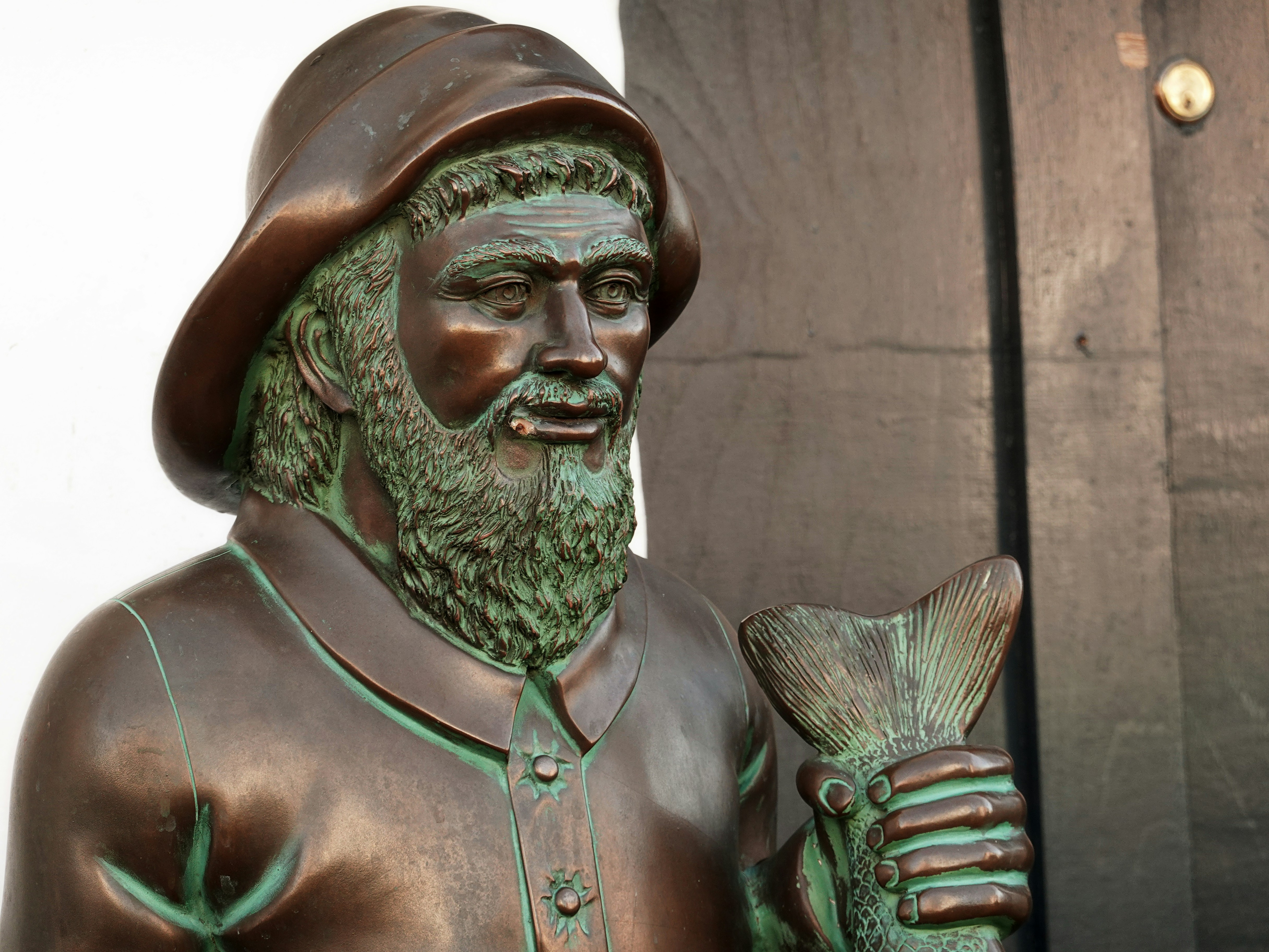 Bronzestatue eines Fischers, der einen Fisch hält