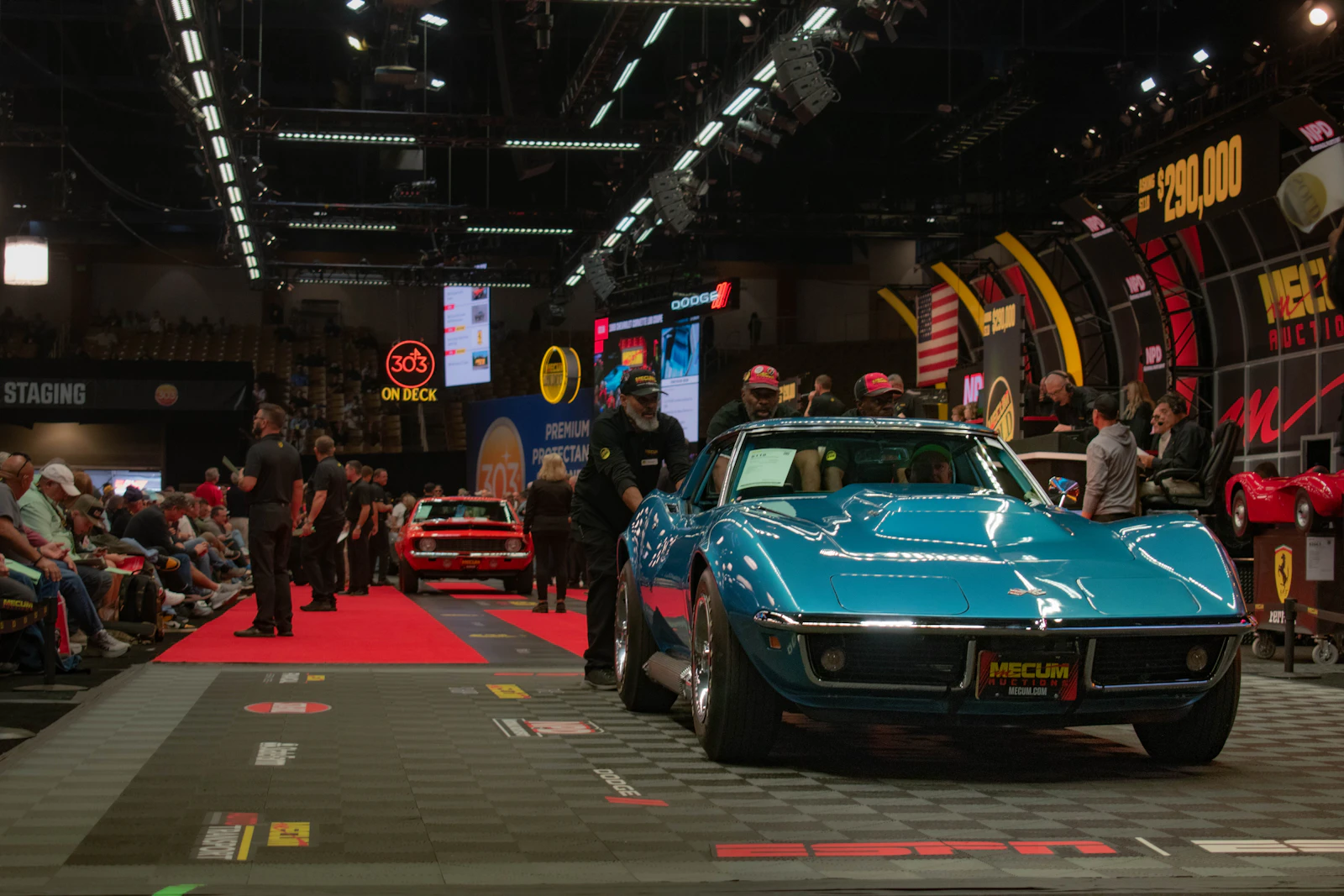 Carro clássico turquesa em palco de leilão veicular