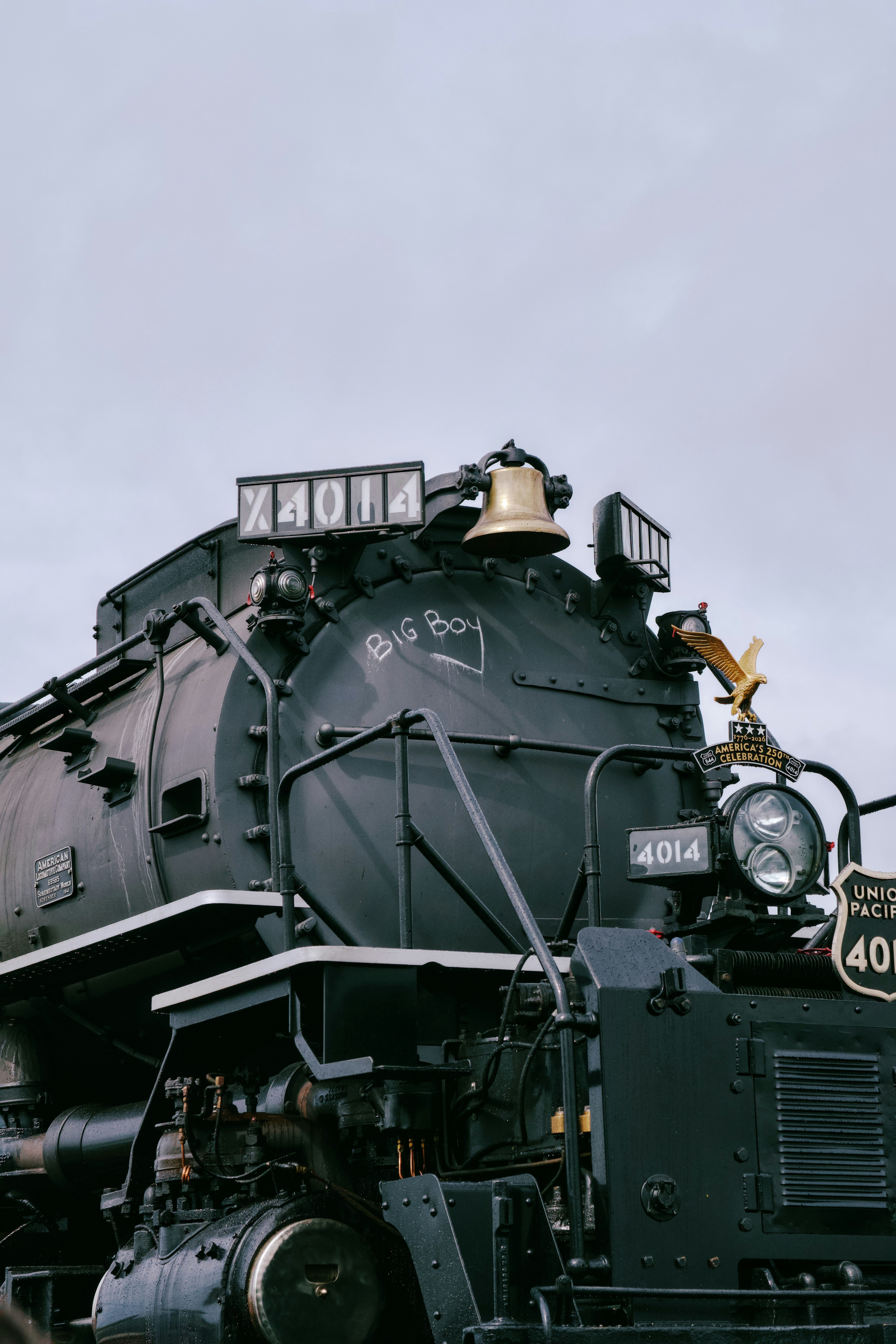Big boy 4014 steam locomotive with bell and brass bell.