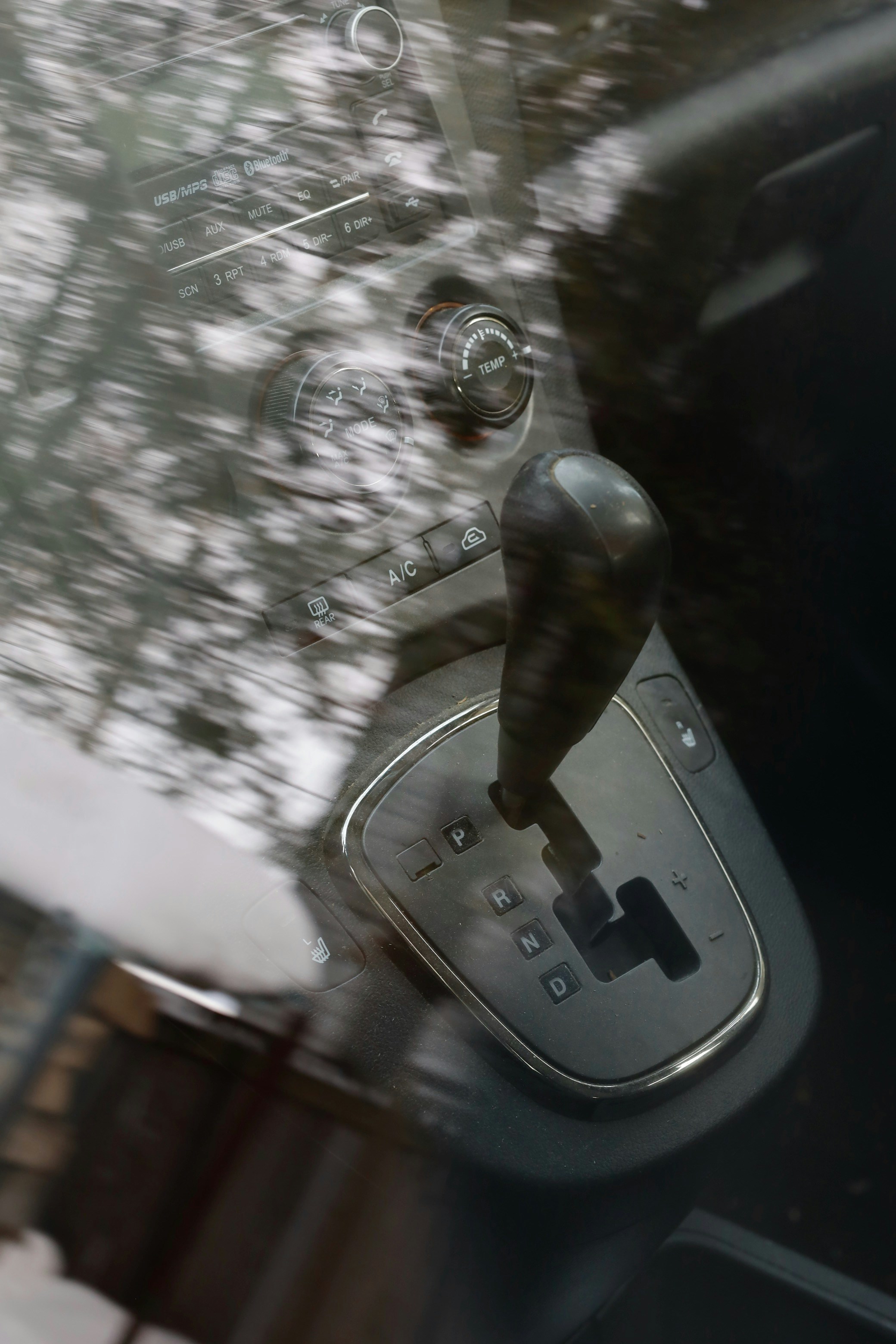 Automatic car gear shift with reflection