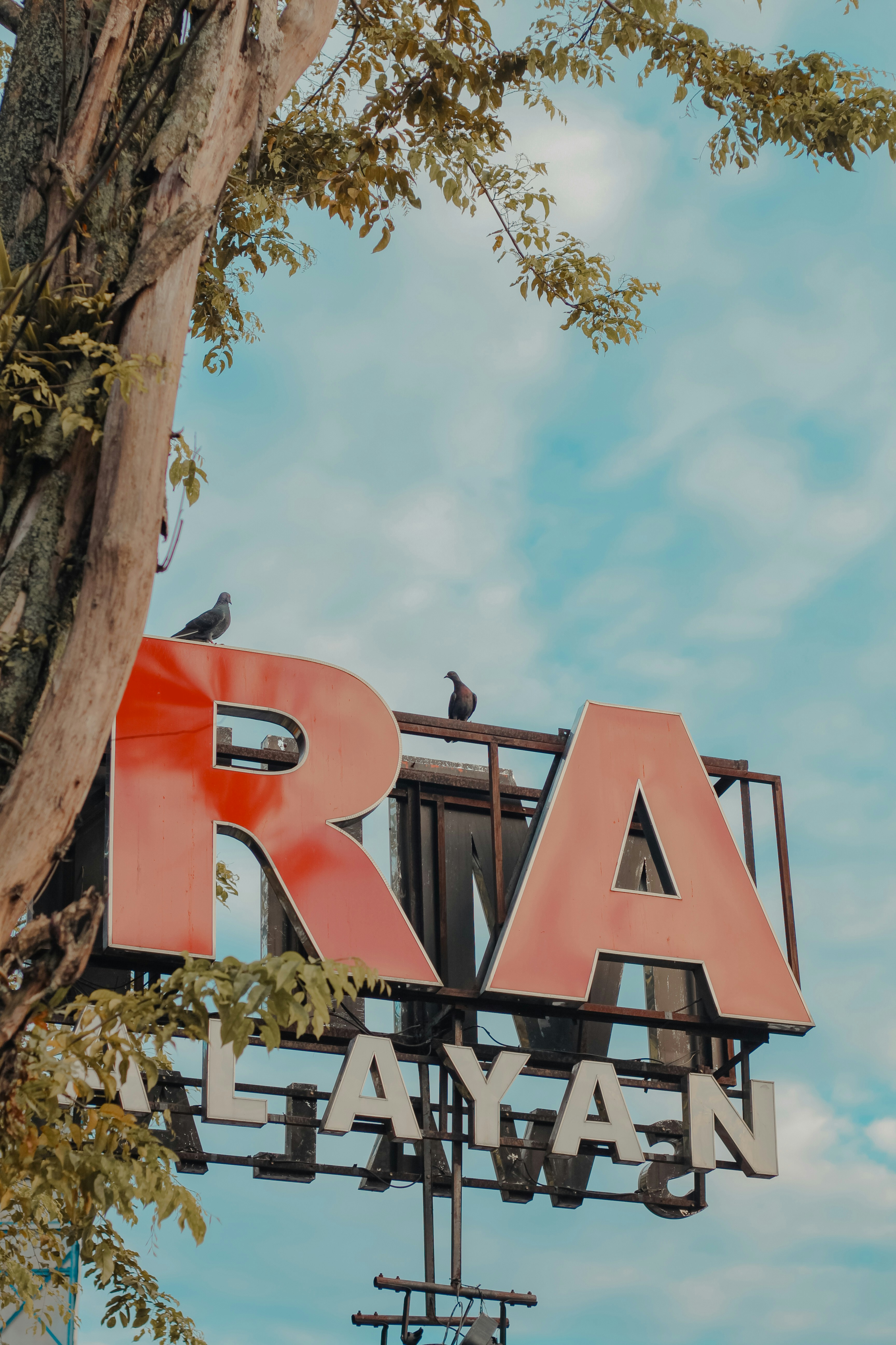 Tanda 'ra' merah besar dengan burung di atasnya