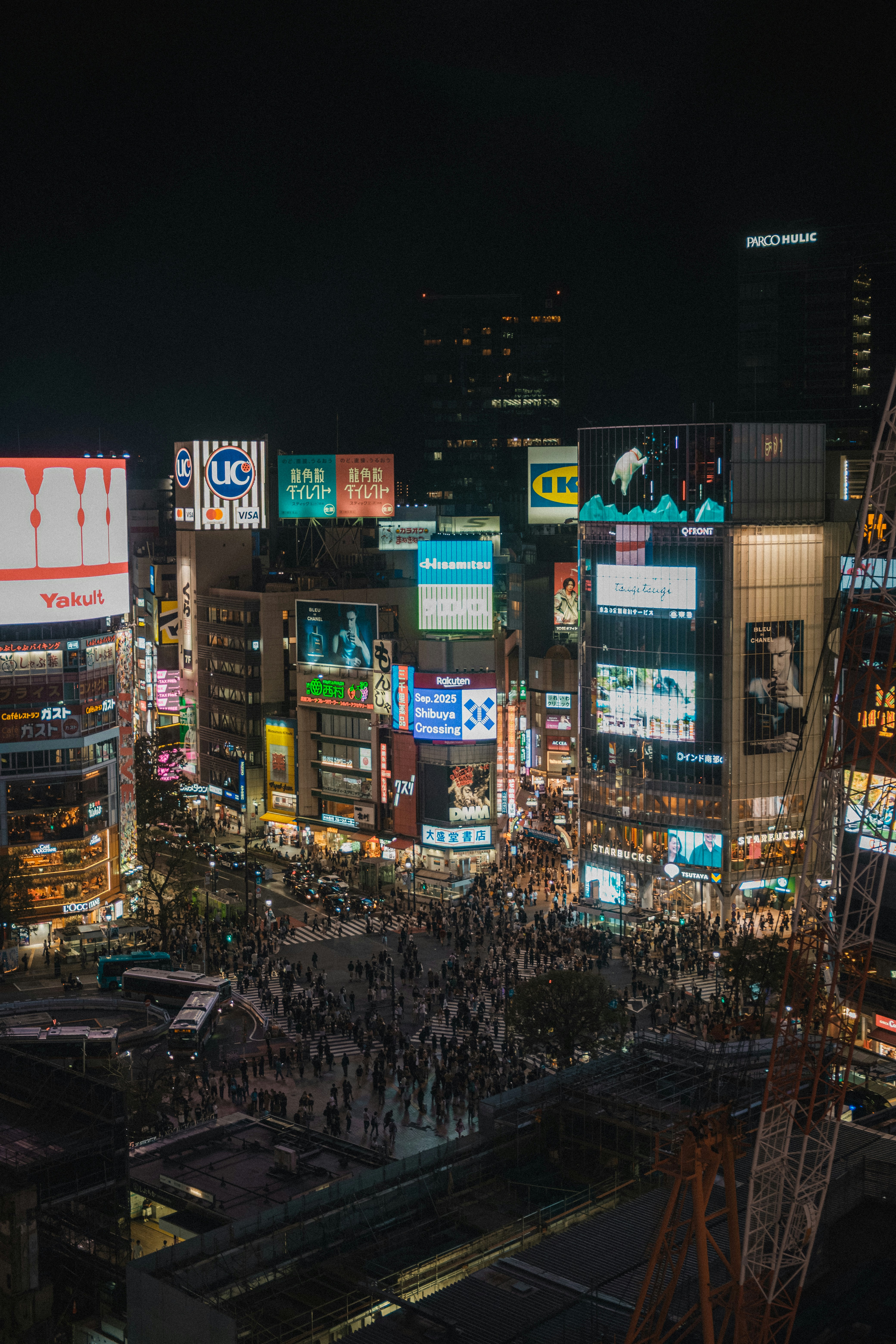 Cruzamento movimentado da cidade à noite com outdoors brilhantes