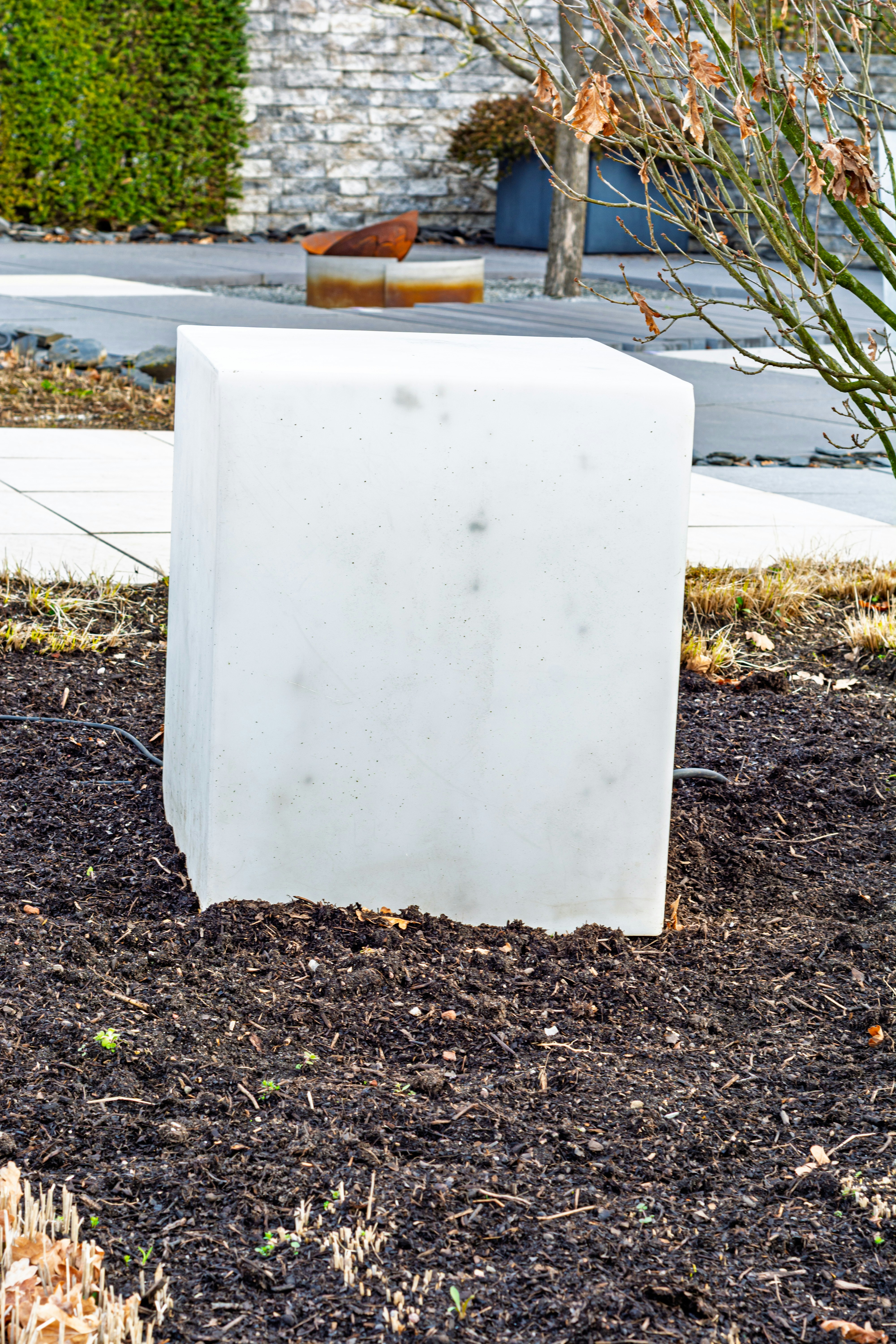 庭園にある白い大理石の立方体の彫刻