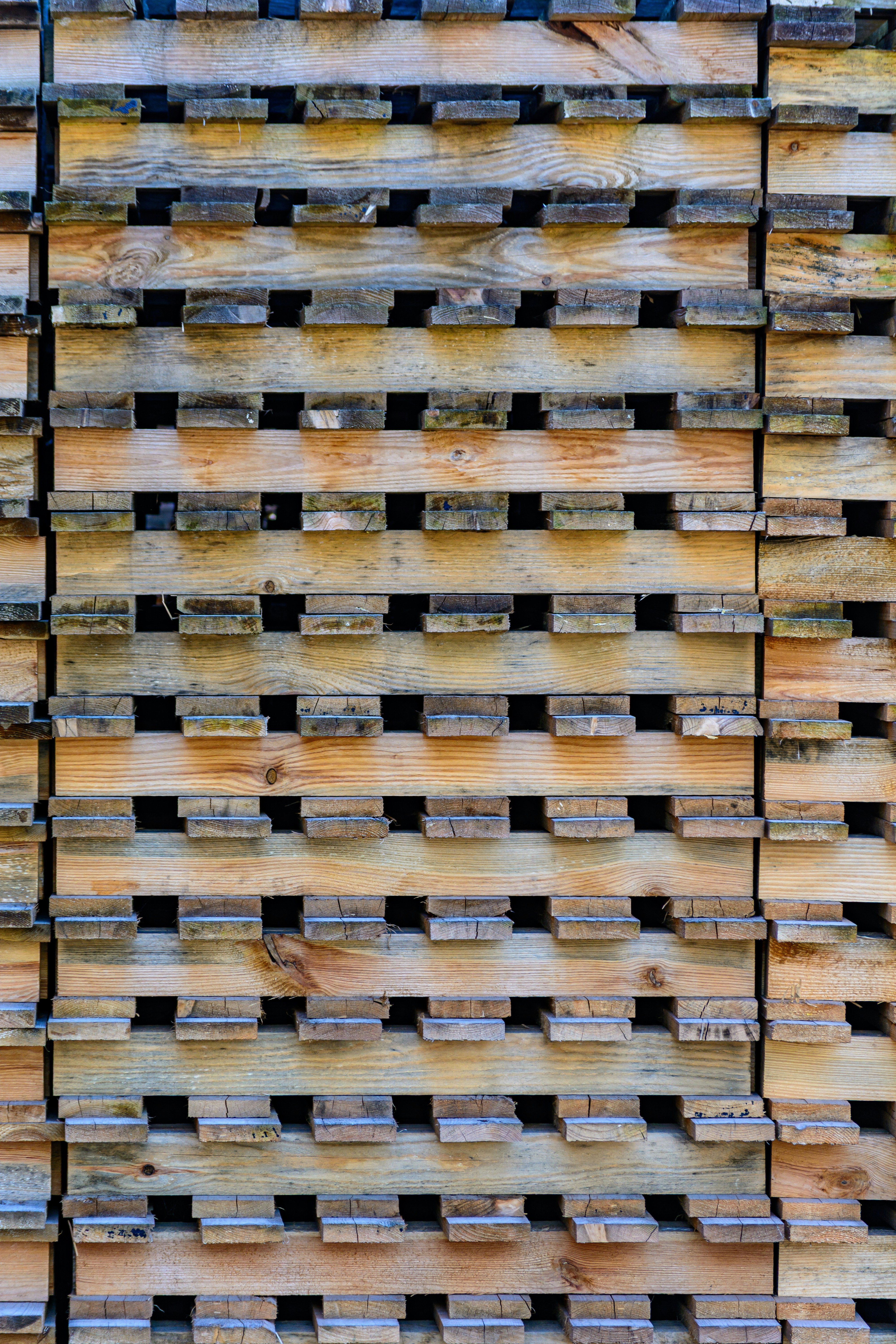 目目や隙間のある積み重ねられた木製パレット