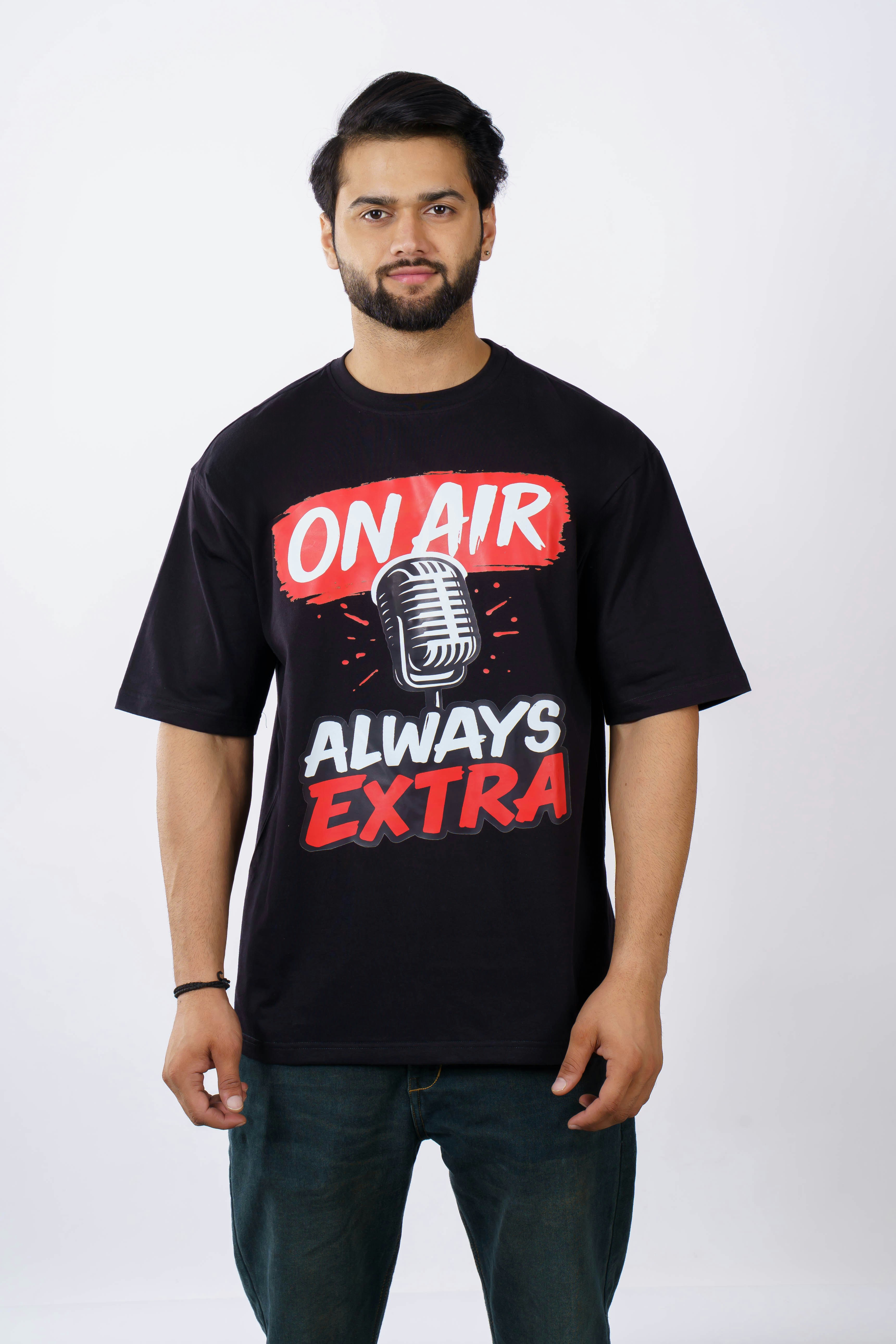 Homem de camiseta preta com gráfico "no ar, sempre extra"