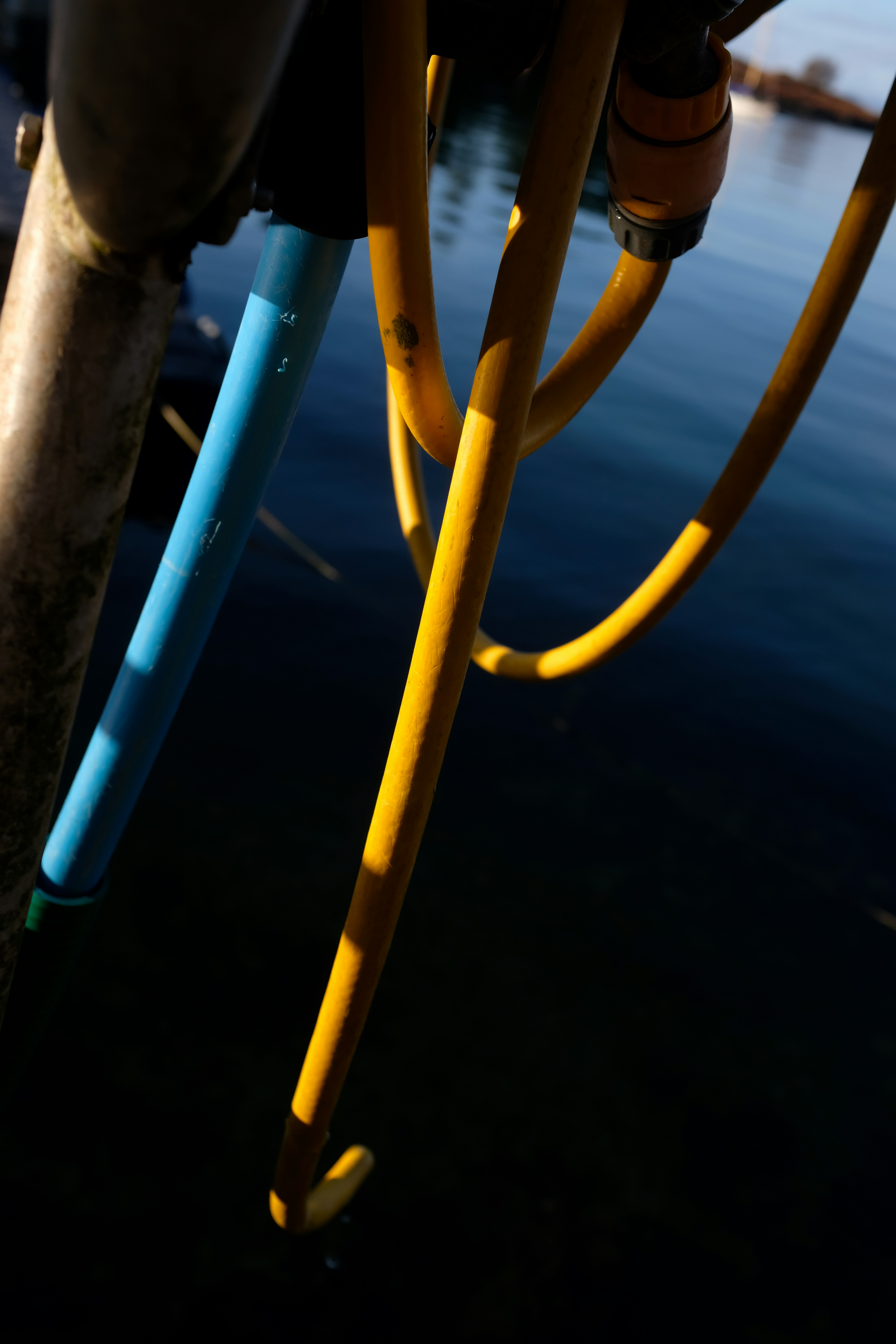 Primo piano di cavi gialli e blu sopra l'acqua
