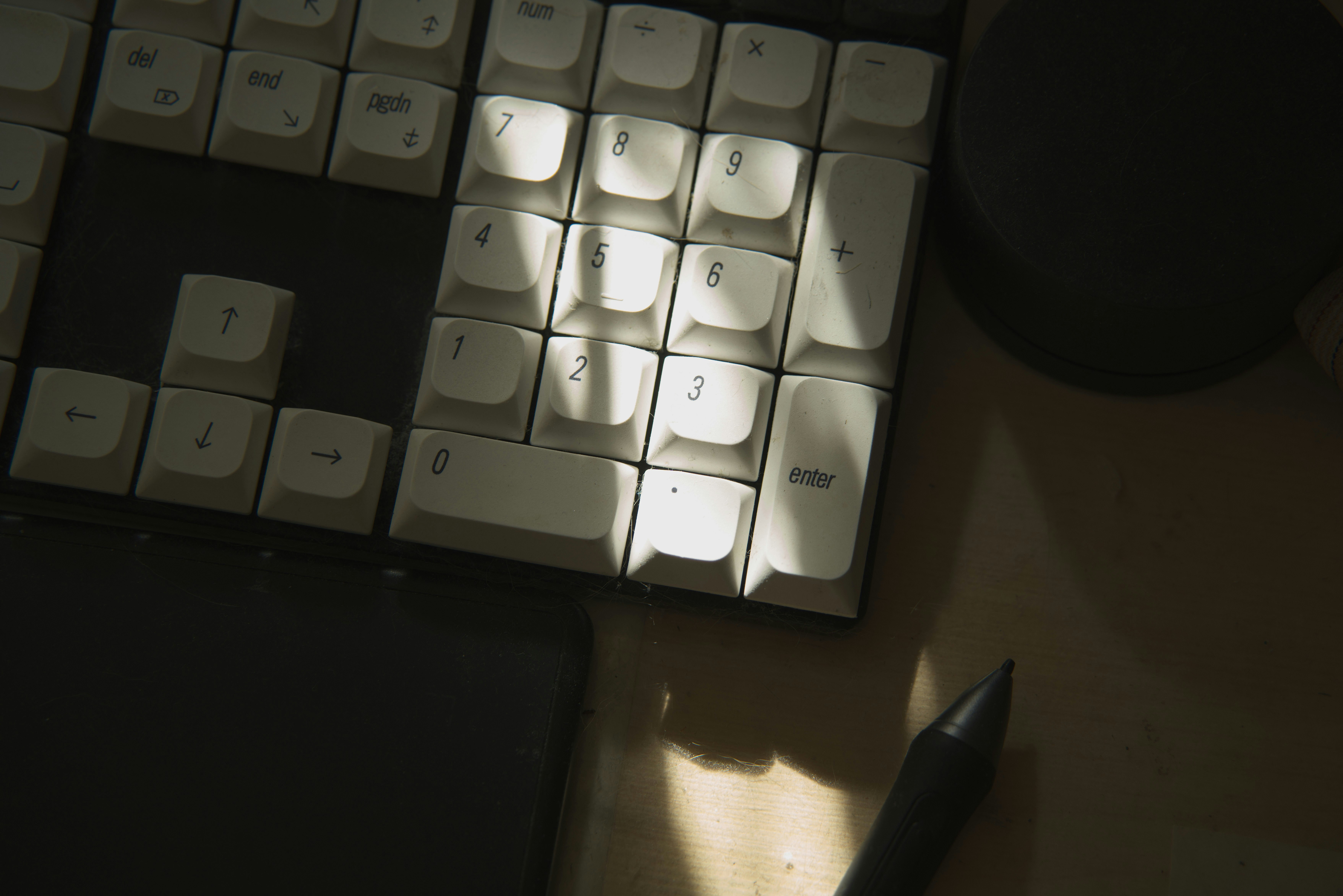 Teclas brancas do teclado iluminadas pela luz do sol