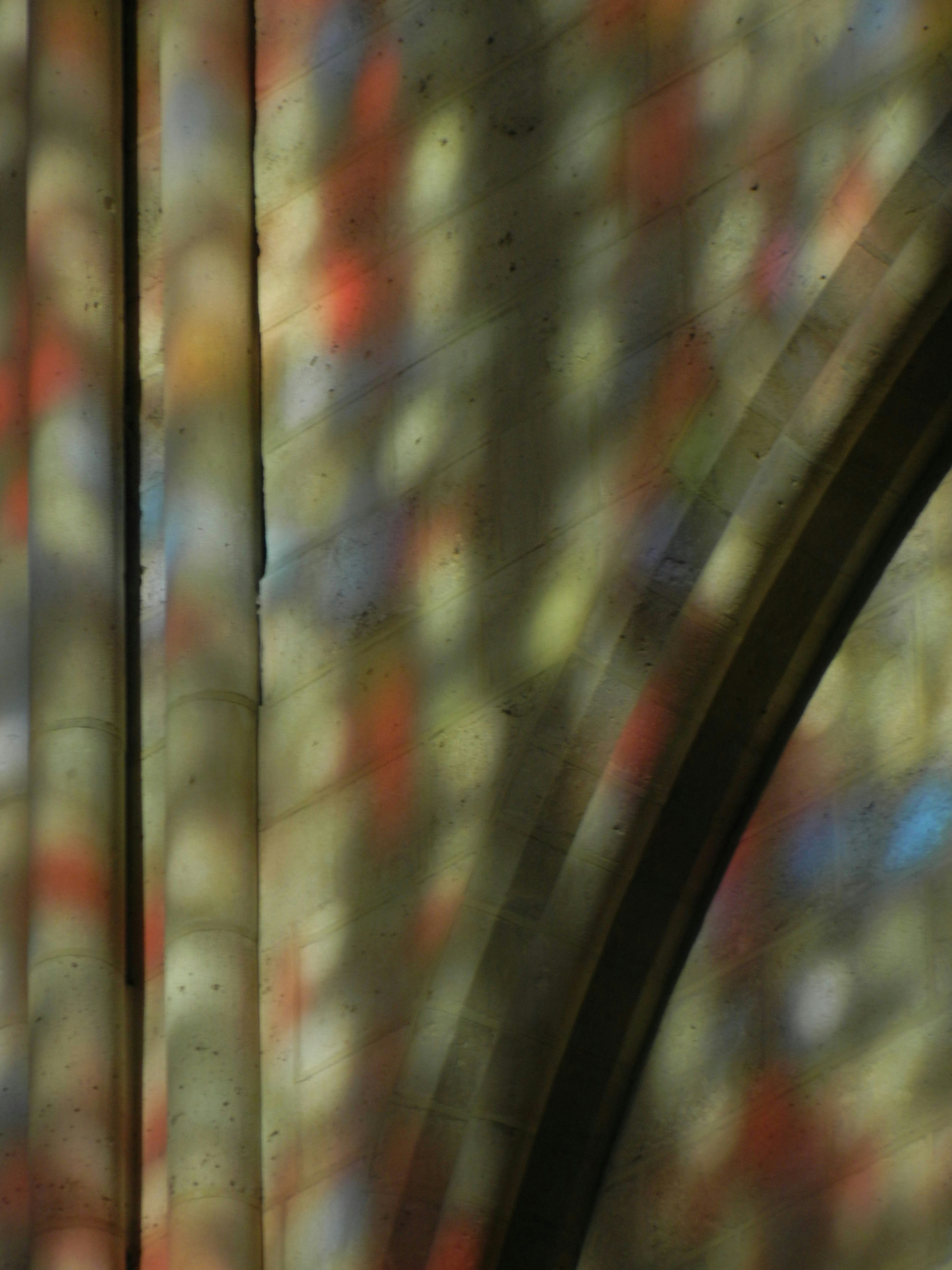 Motivi luminosi colorati su un muro di pietra