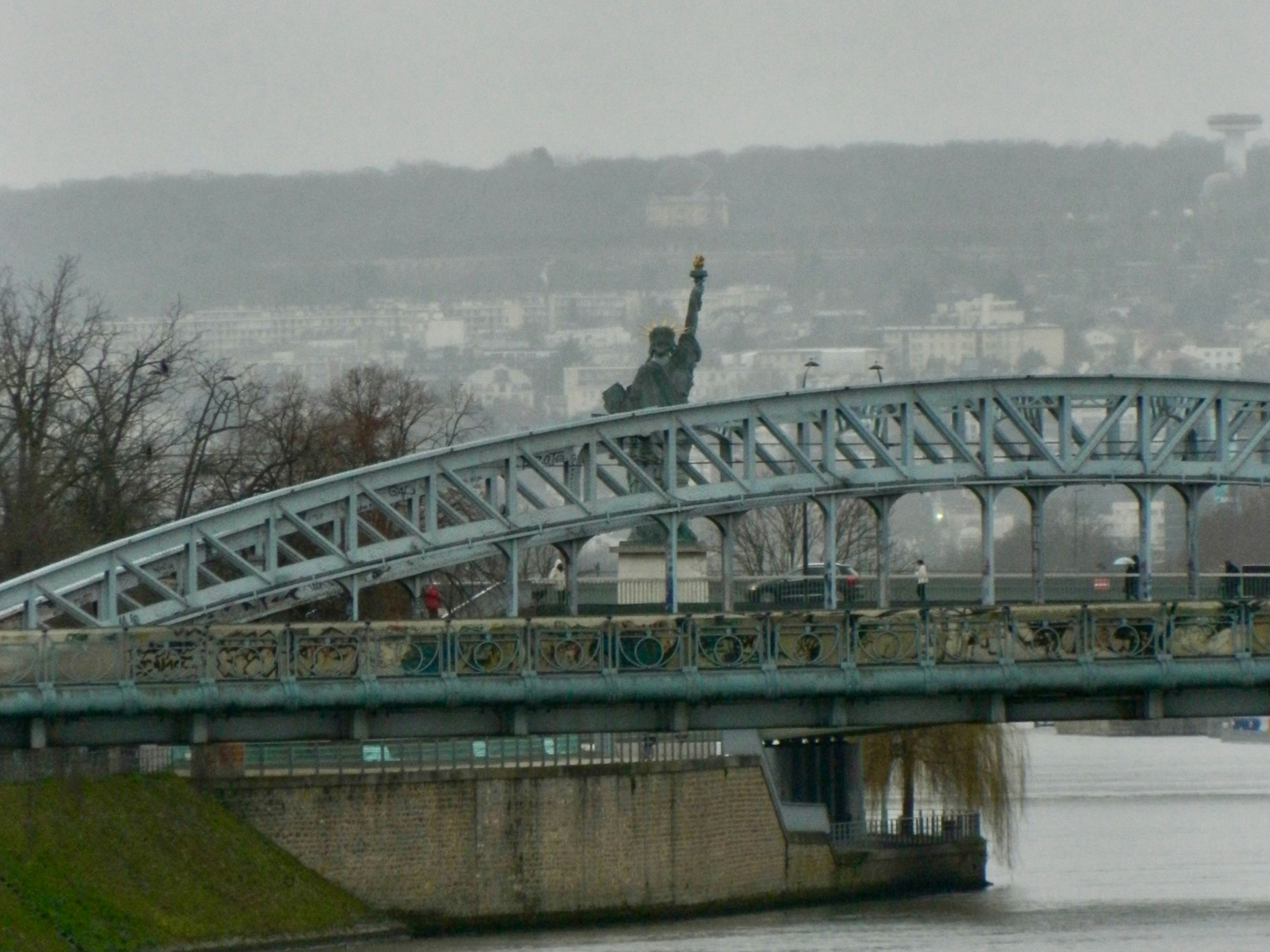 Replica della Statua della Libertà su un ponte sull'acqua