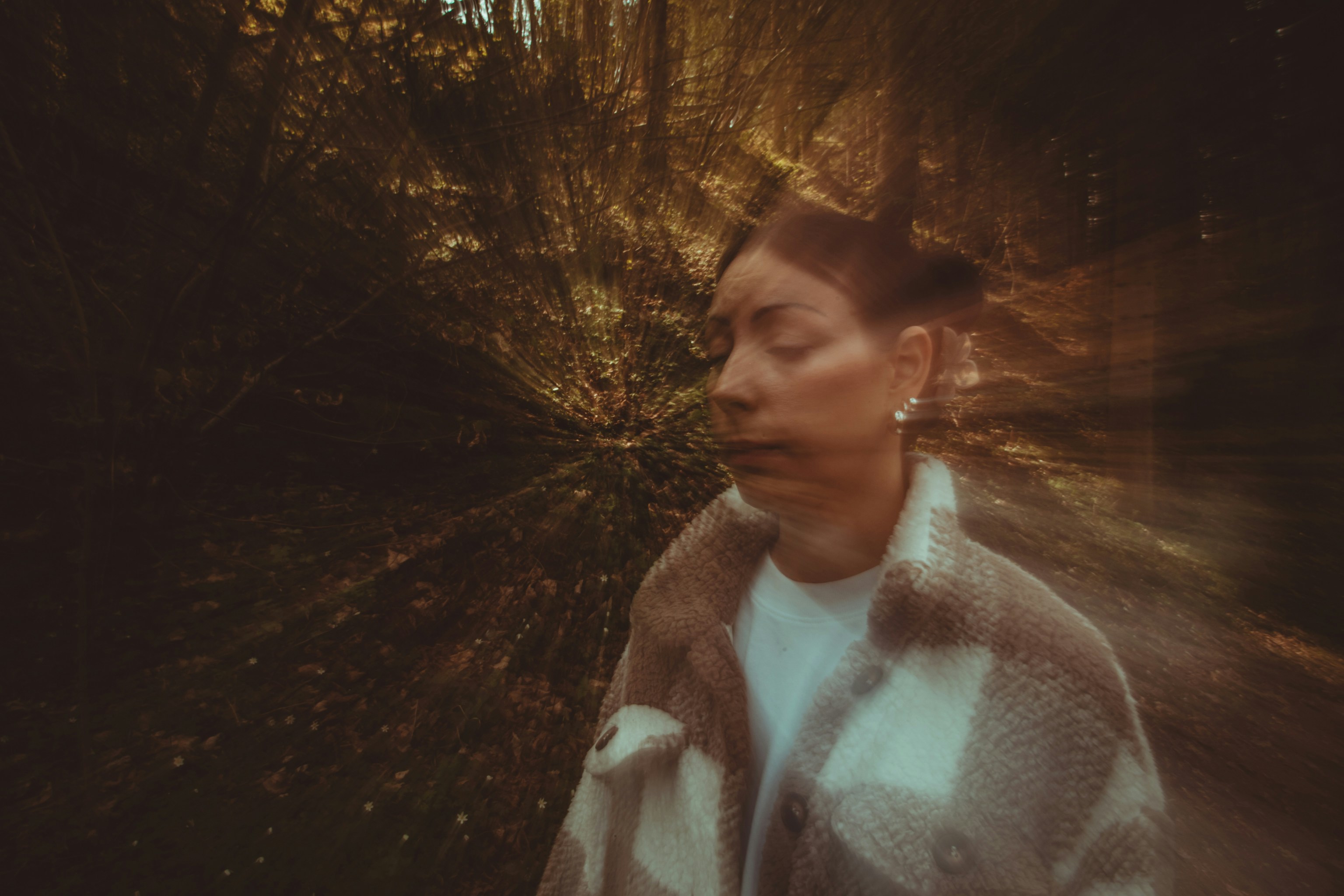 Frau mit geschlossenen Augen im Wald