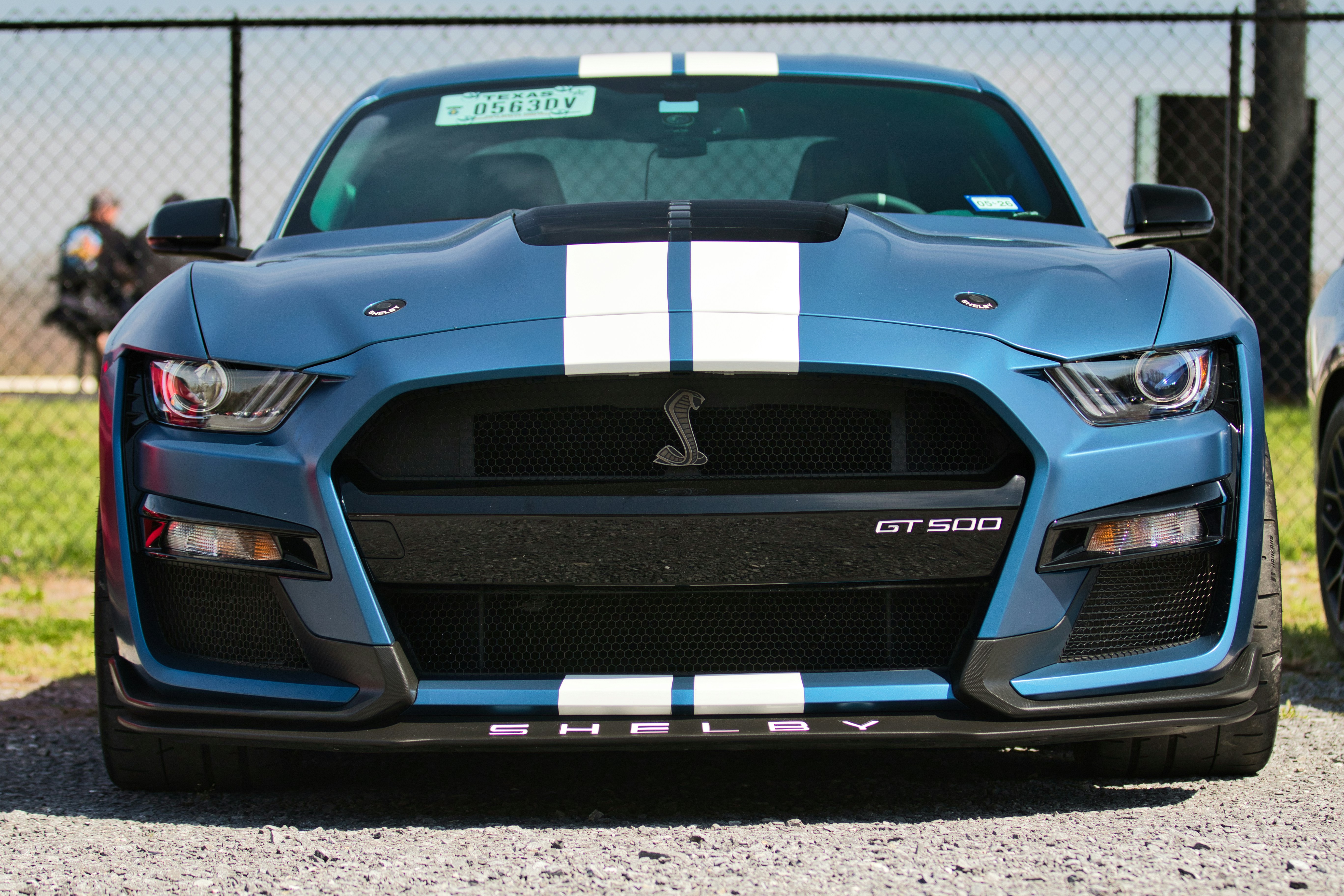 Shelby GT500 Mustang azul con franjas blancas de competición.