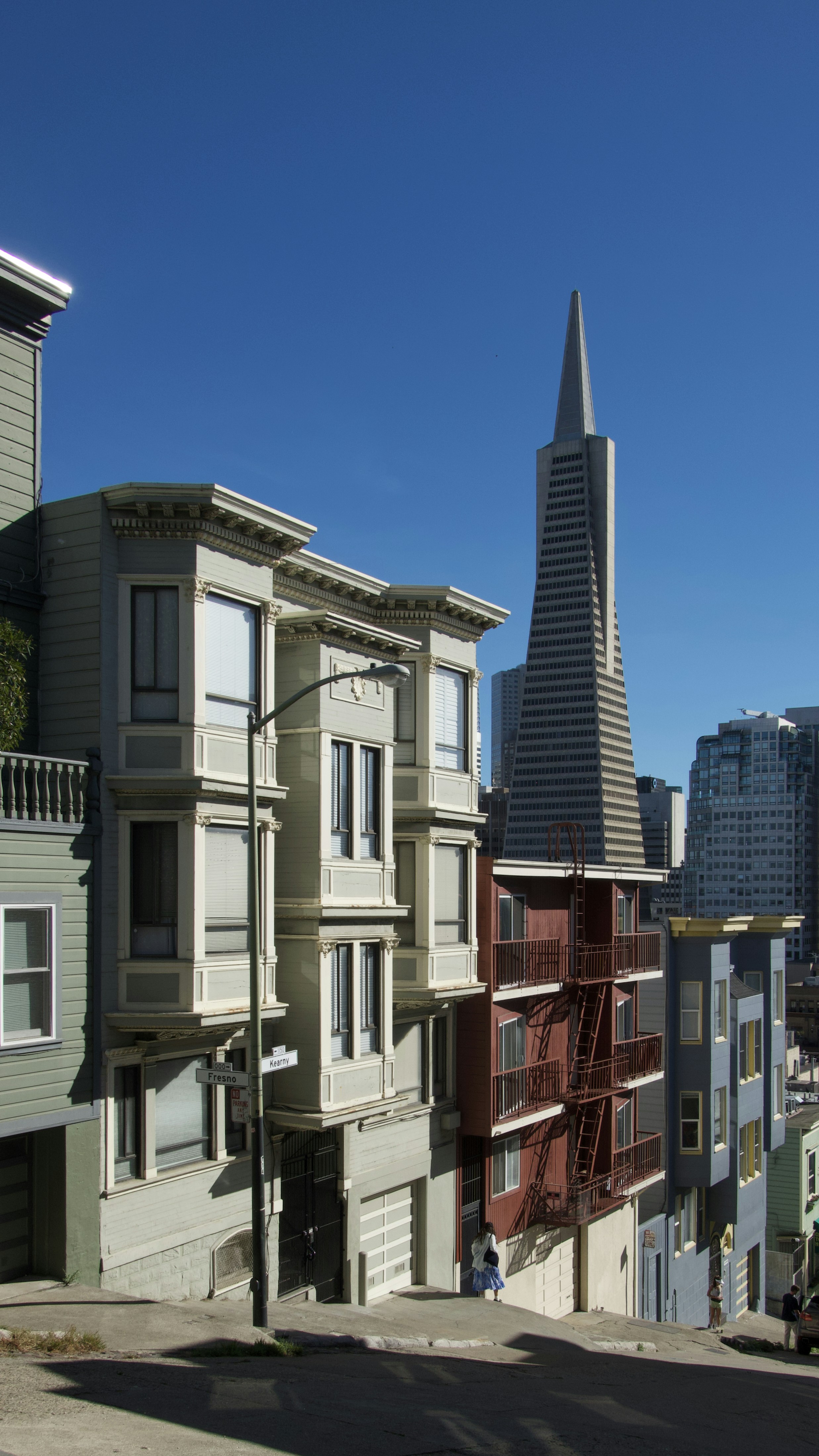 Paesaggio urbano di San Francisco con piramide transamerica e edifici colorati.