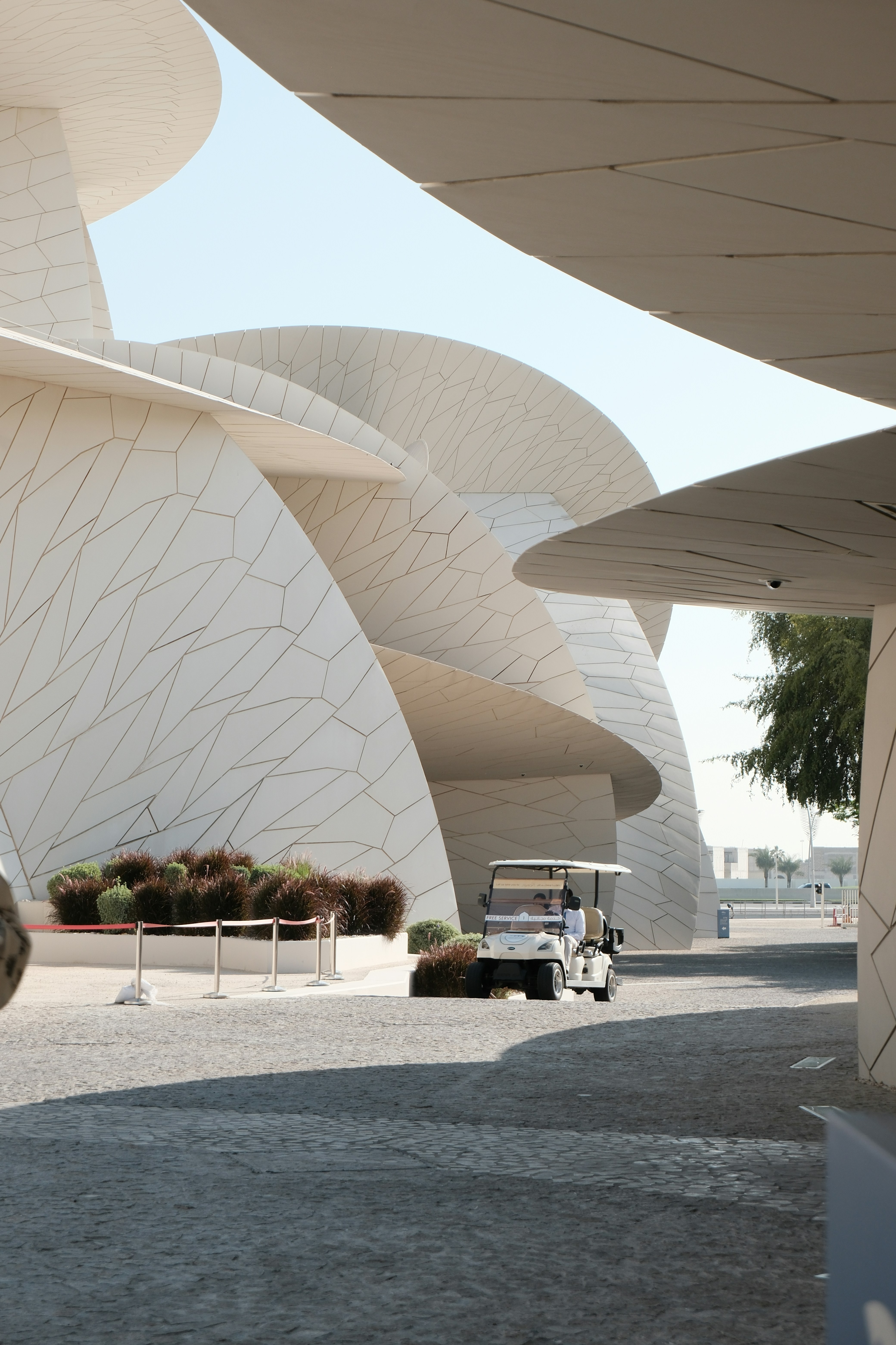 Architecture moderne avec une voiturette de golf qui passe.