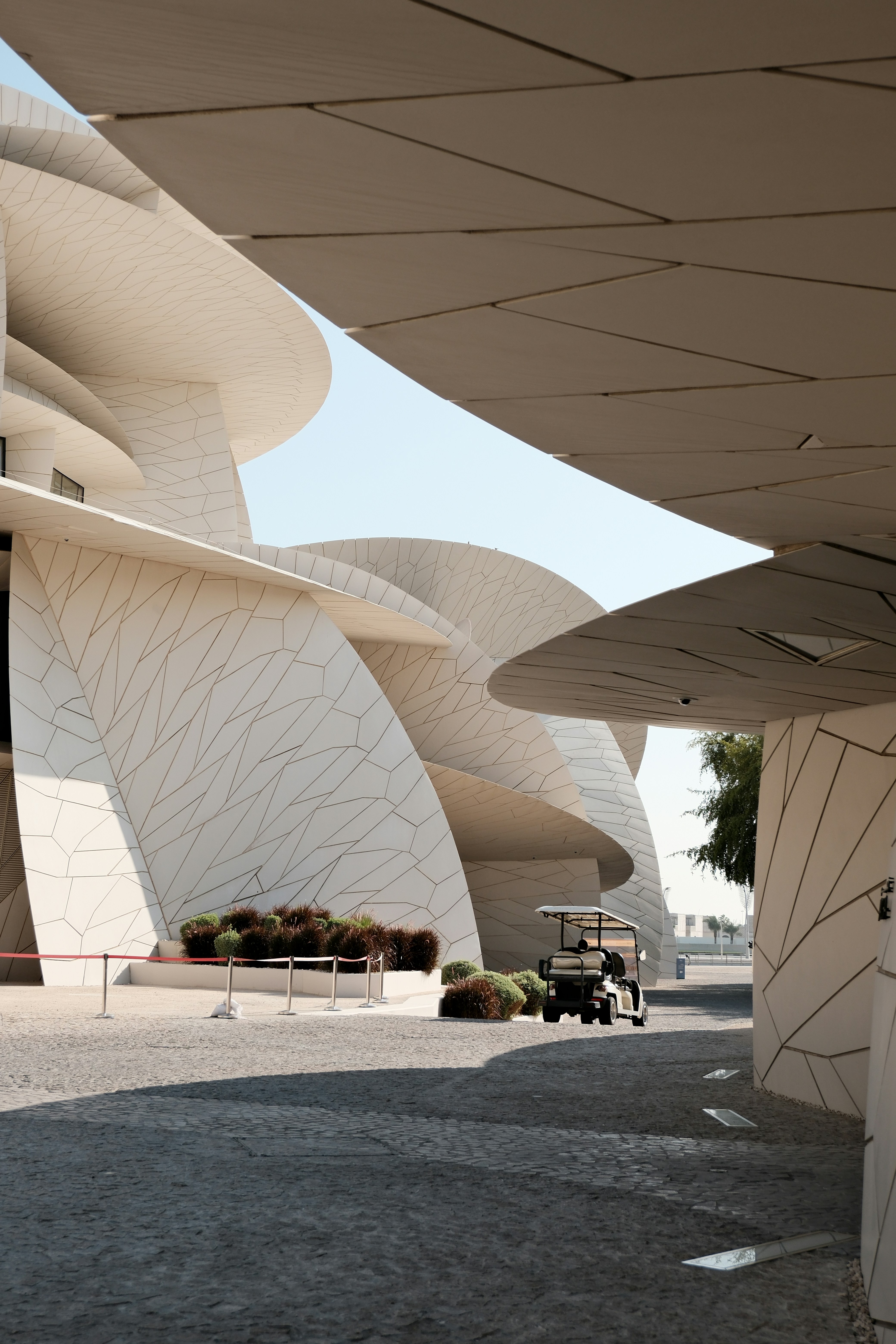 Modern architectural building with curved white structures photo – Free ...