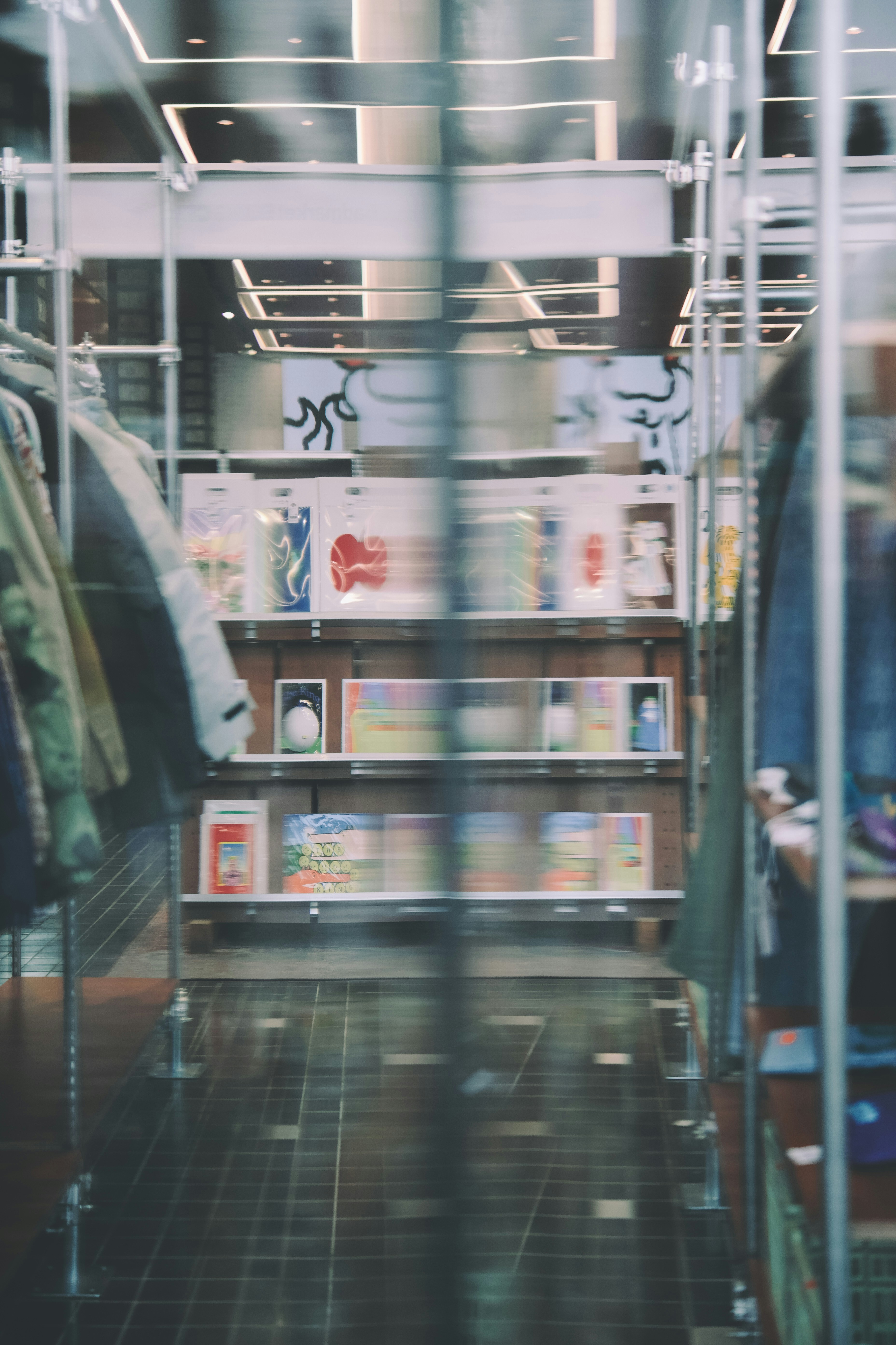 Exhibe estanterías con libros y artículos en una tienda.