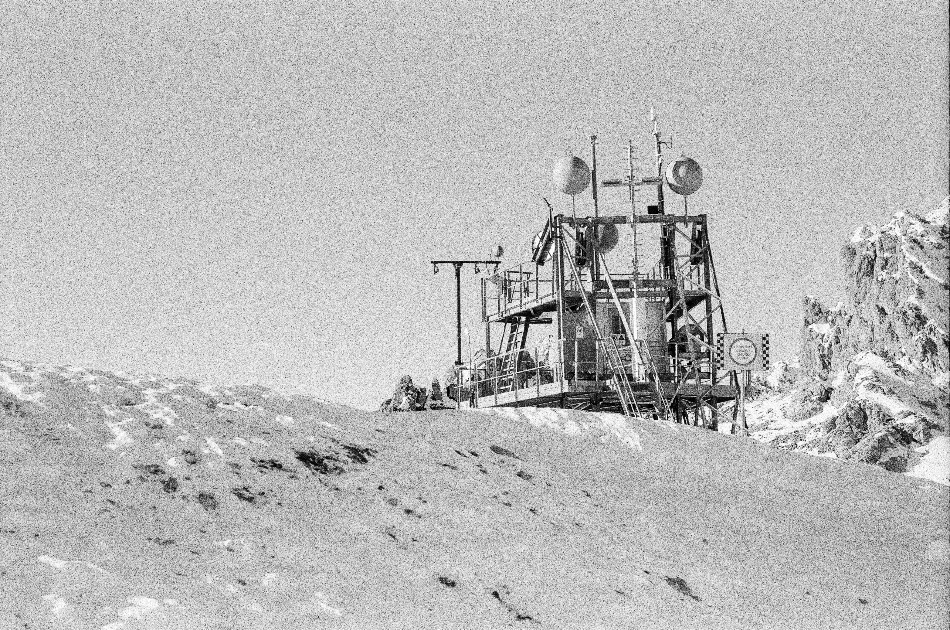 Estação meteorológica no pico de uma montanha nevada