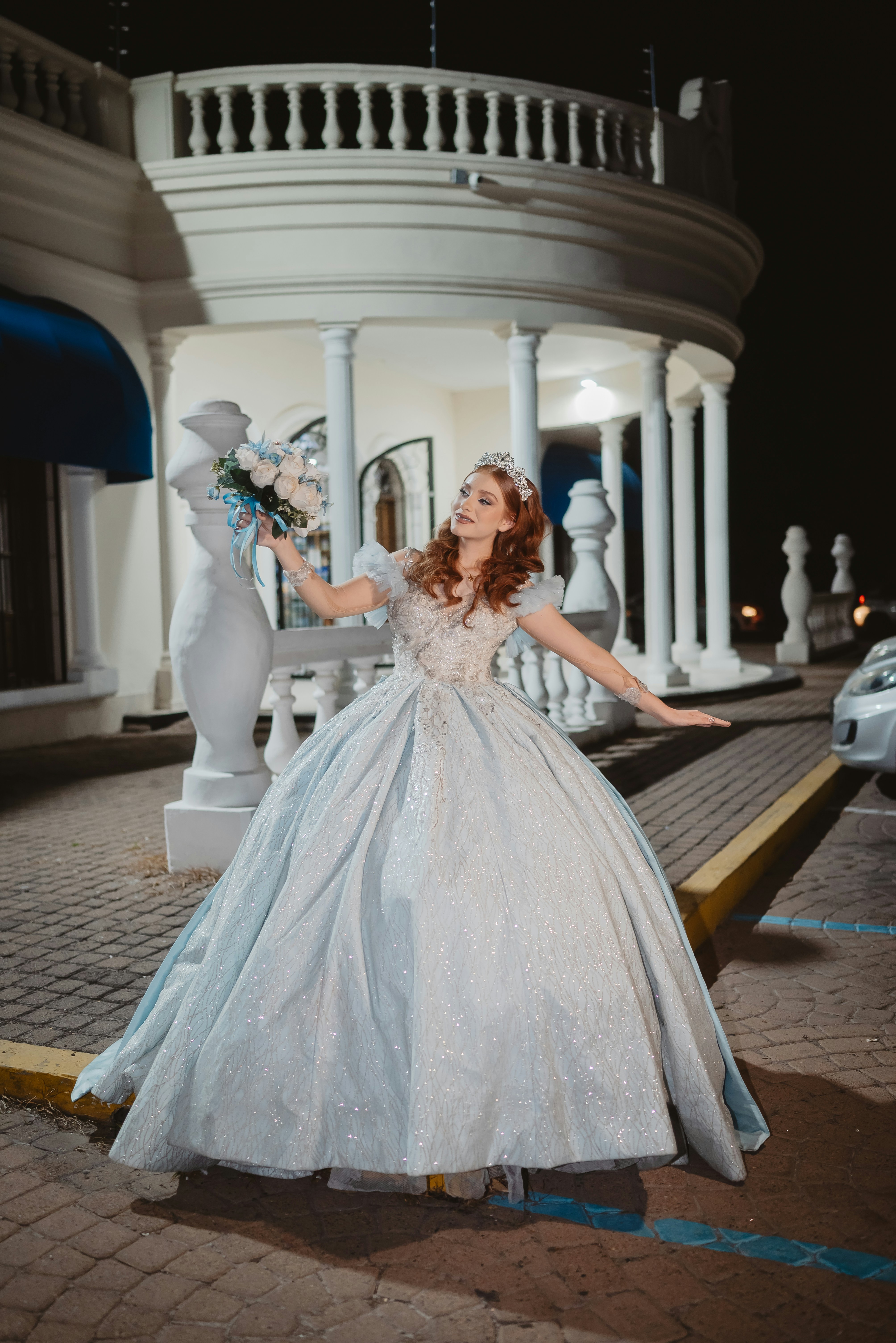 Robe de bal bleu ciel avec couronne