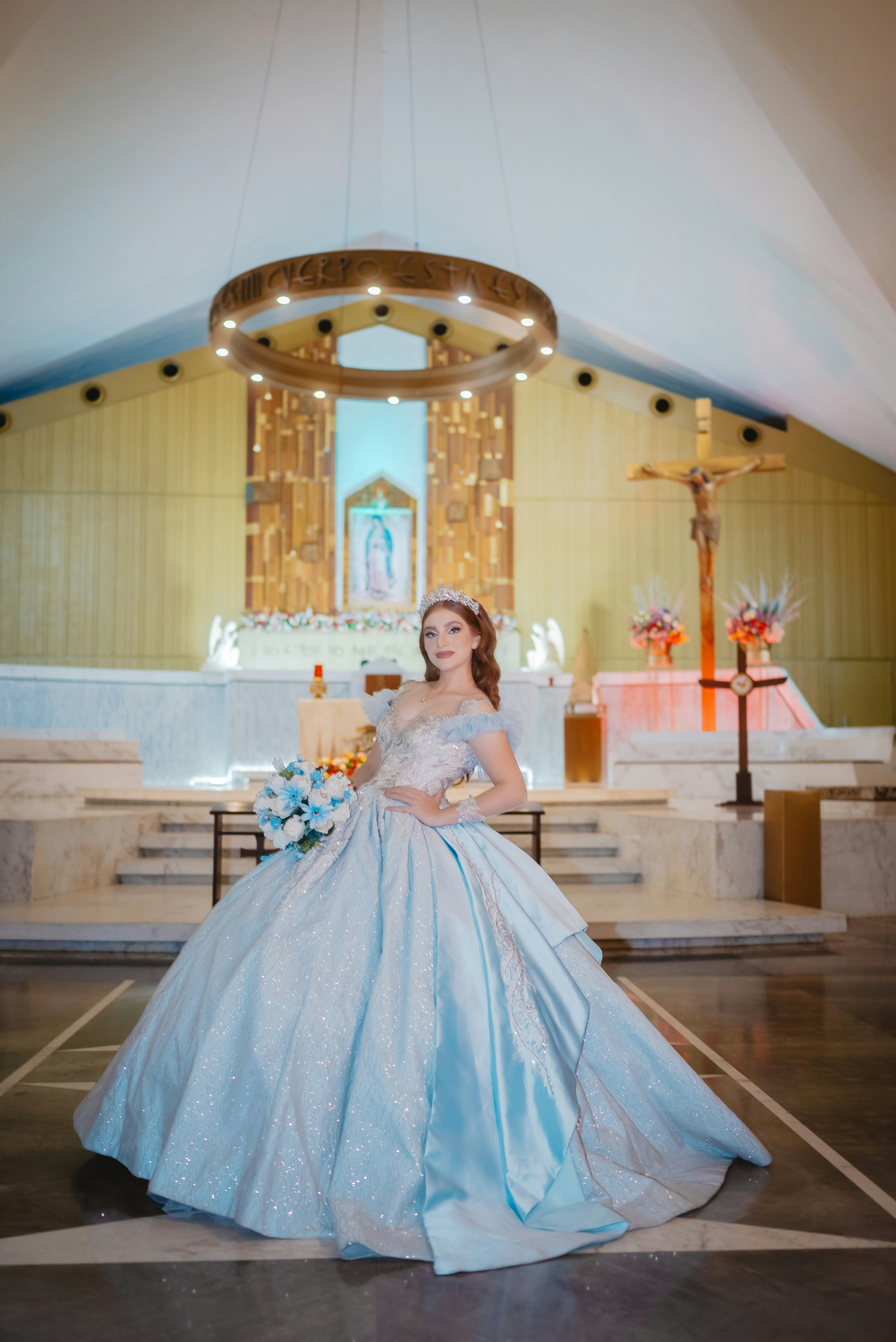 Jovem mulher em vestido de baile azul claro segurando um buquê