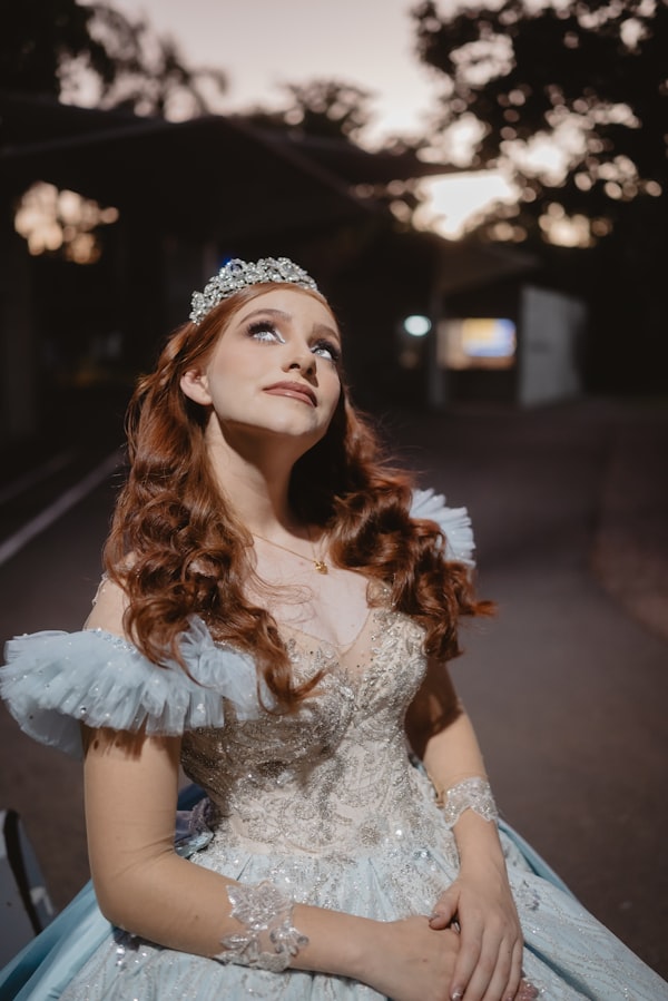 Retrato de cerca de Regina Sofía mirando hacia el cielo al atardecer, luciendo su tiara