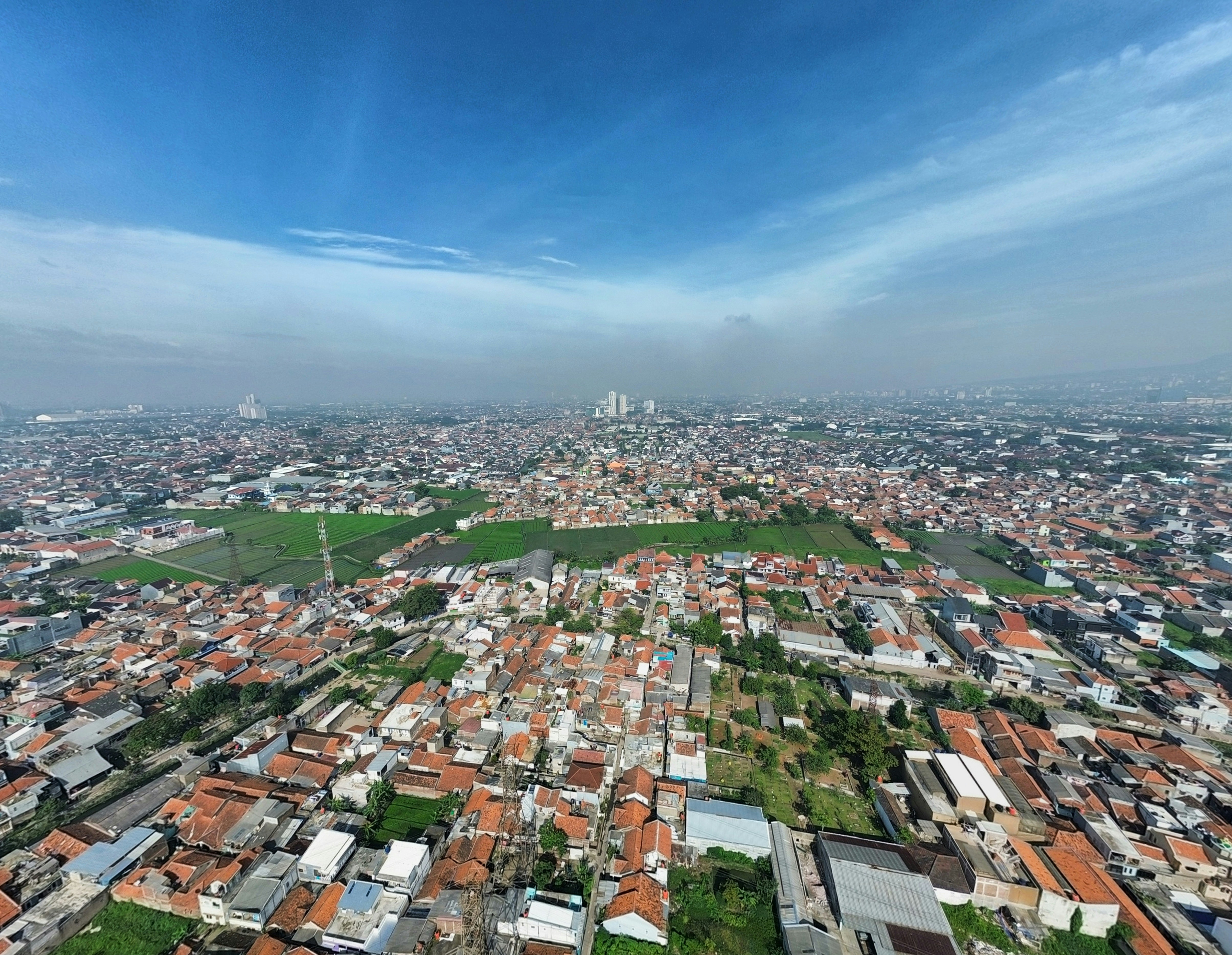 Paisagem urbana ampla sob um vasto céu azul