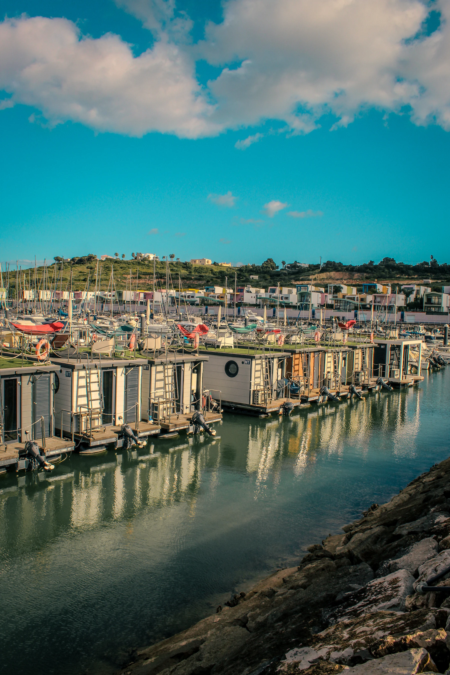 que es una casa flotante moderna amarrada en una marina