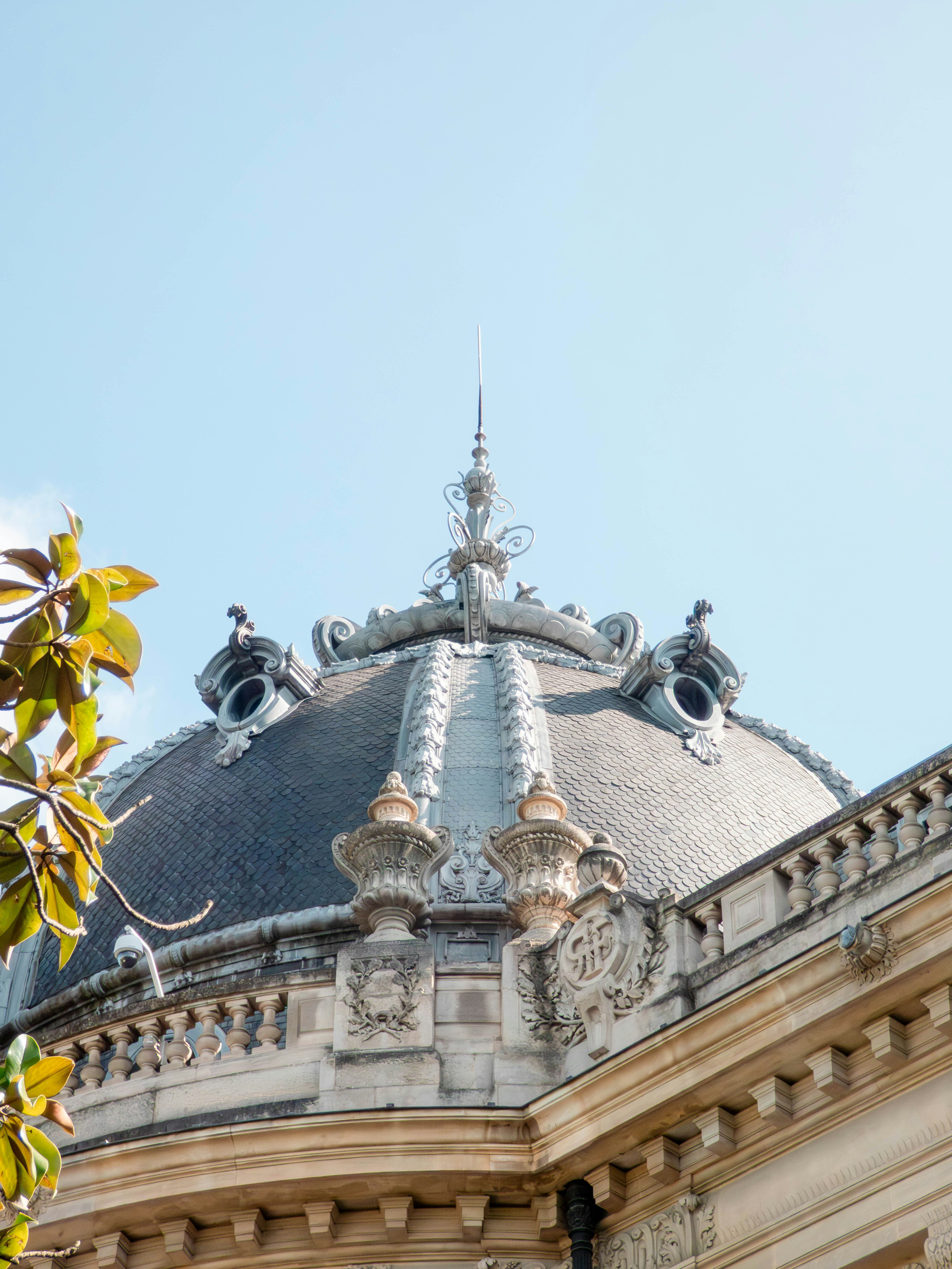 Dôme orné d’un bâtiment historique sur un ciel dégagé